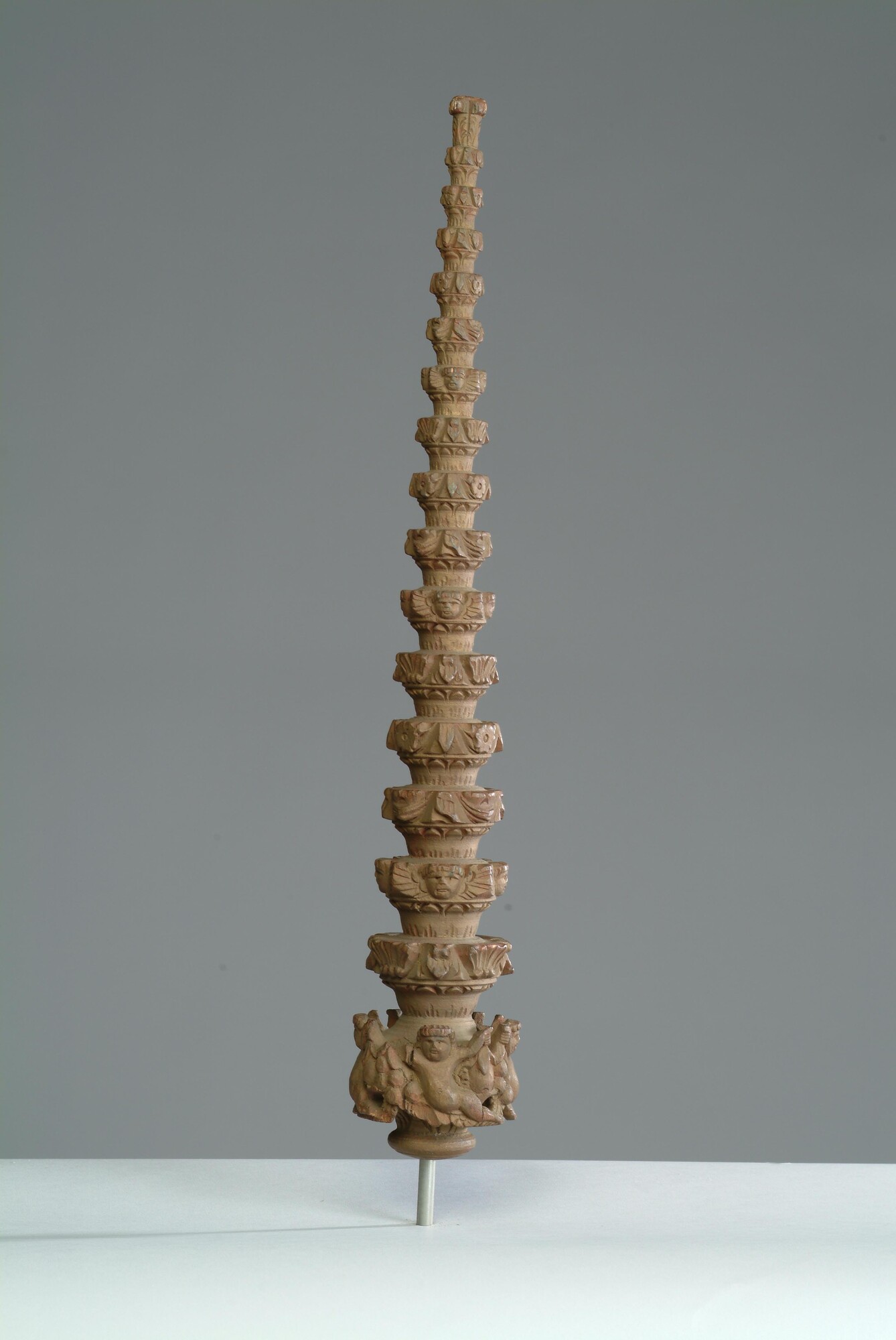 S.2681(02); Mastwortel met zeventien geledingen, bekroond met acanthusblad; masttopversiering