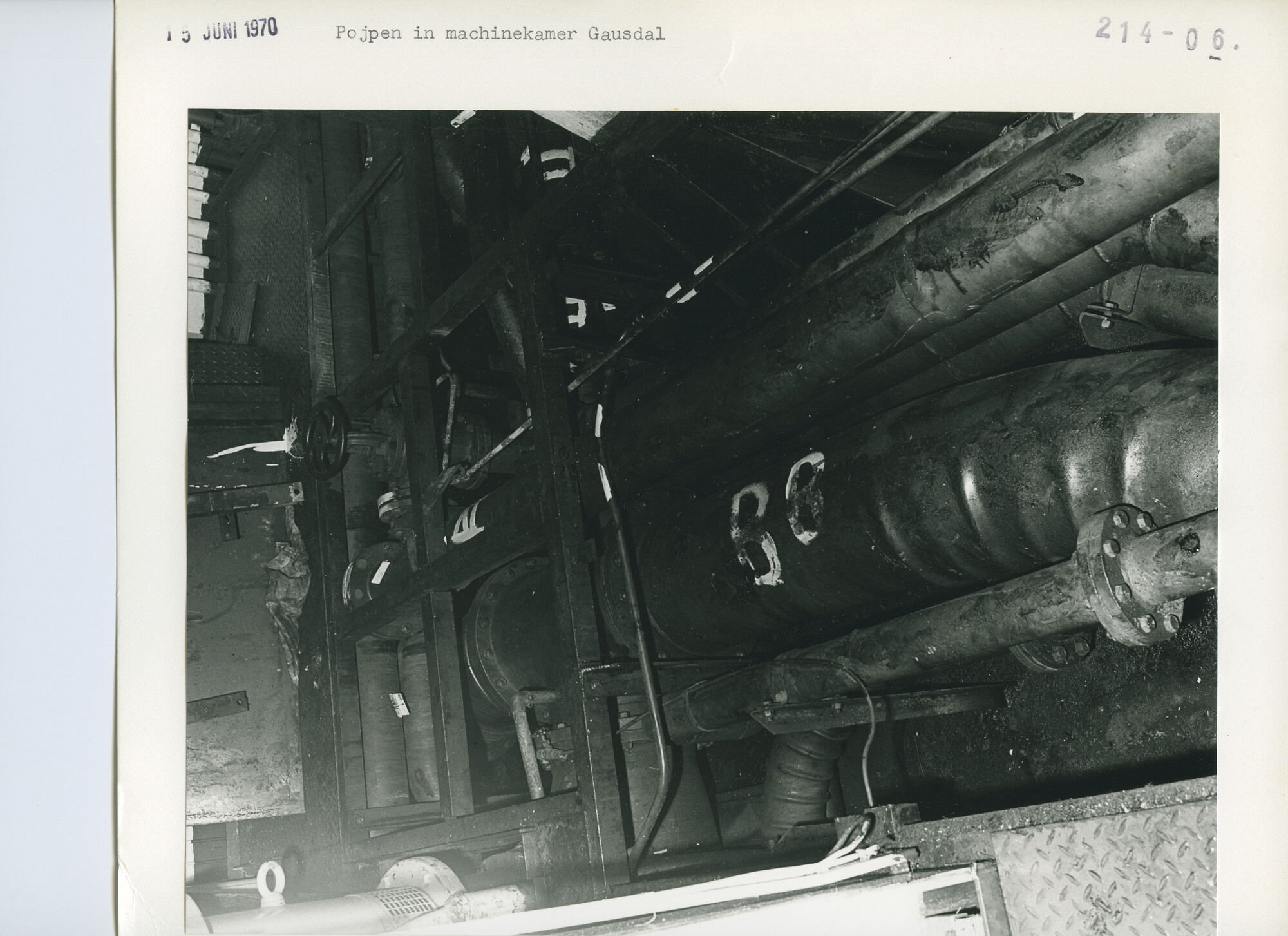 S.5444(5137)6; Situatiefoto van de toestand in de motorkamer van de Gausdal; foto