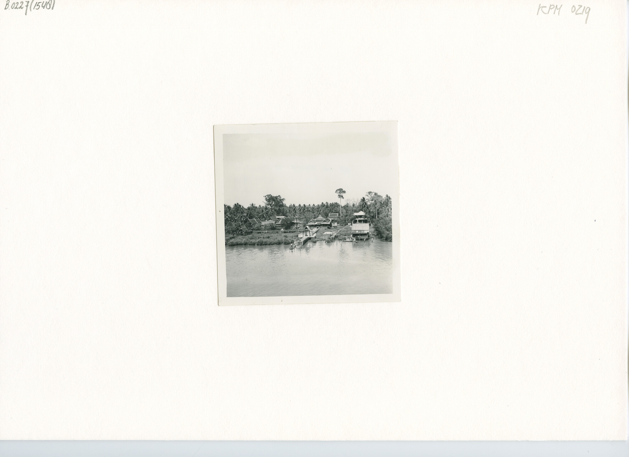 B.0227(1548); Dorpje langs de Menam-rivier bij Bangkok; foto