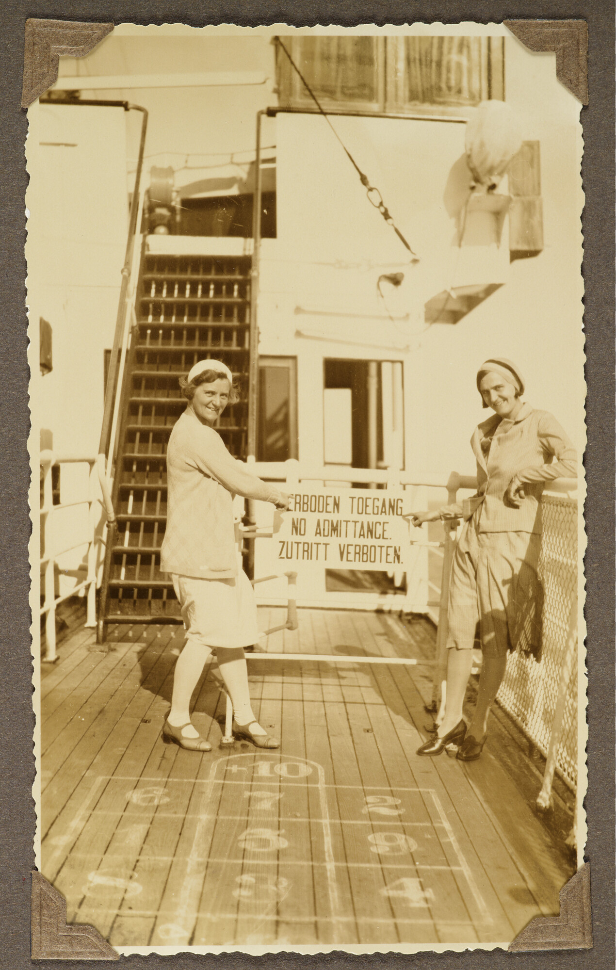 S.5548(091); Persoonlijk album van J.D. van Schooten met foto's aan boord van het ss. Tjikini; fotoalbum