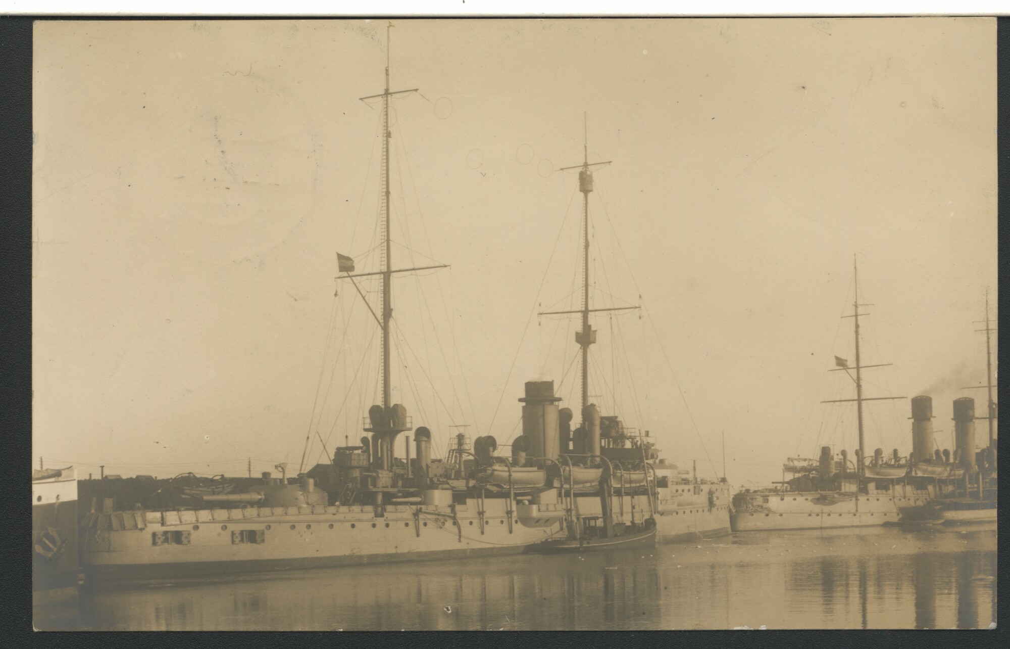 A.2867(04)16; Het pantserschip Hr.Ms. 'Jacob van Heemskerck' met het pantserdekschip; prentbriefkaart