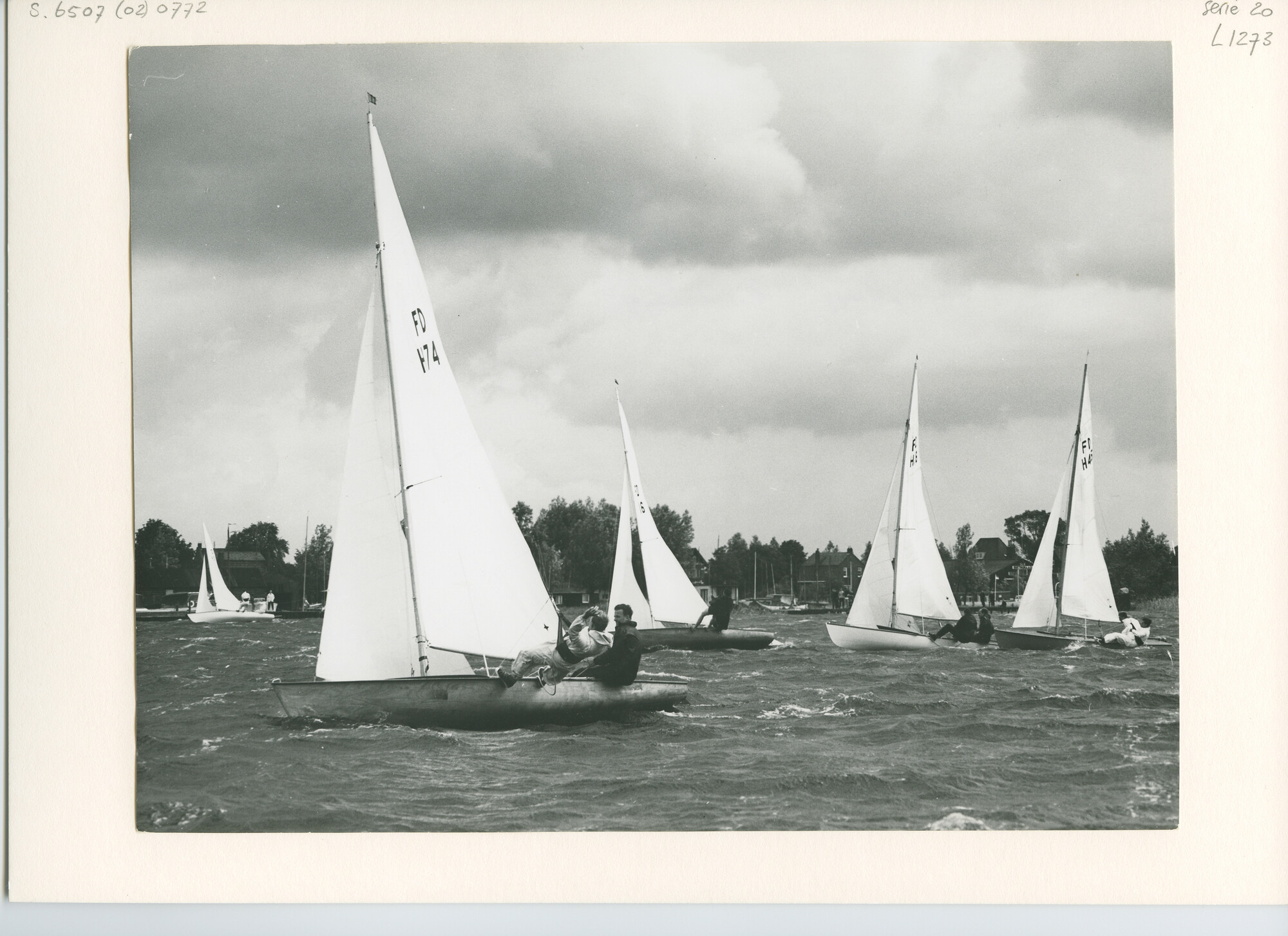 S.6507(02)0772.02; Zwart-wit foto van de FD-klasse op de Loosdrechtse Plassen tijdens de Paas-ei een wedstrijd en de Hollandweek; foto