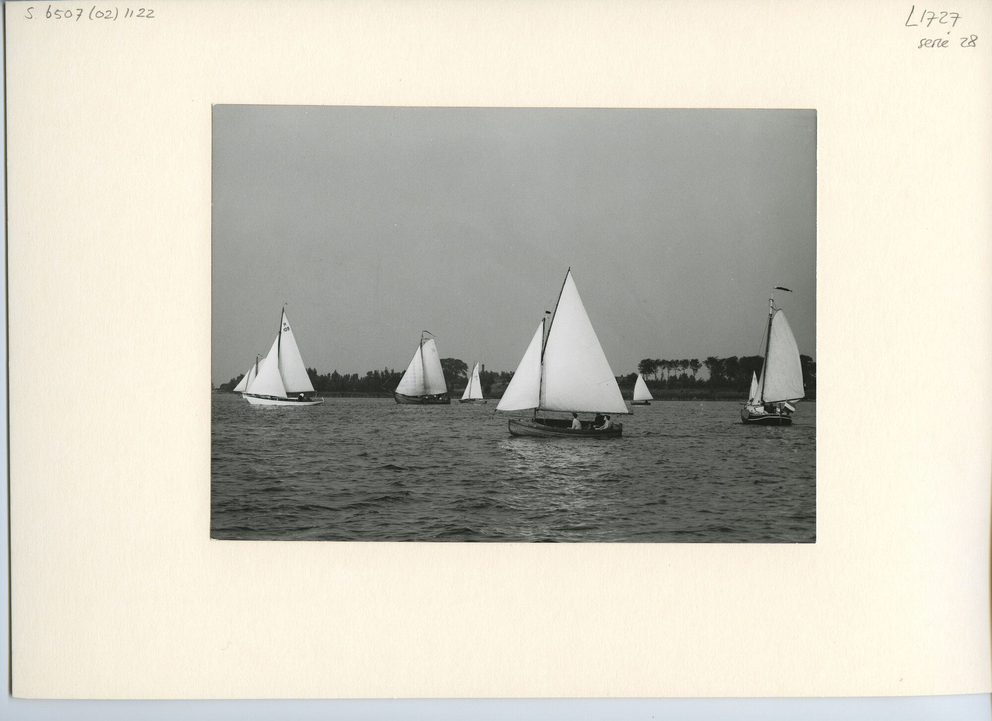 S.6507(02)1122.06; Zwart-wit foto van een wedstrijd voor ronde en platbodemjachten op de Westeinderplassen, met de botter De Jonge Jaap (33 OC), de kajuitschouw Bries (31 OC), en de punter Neeltje; foto