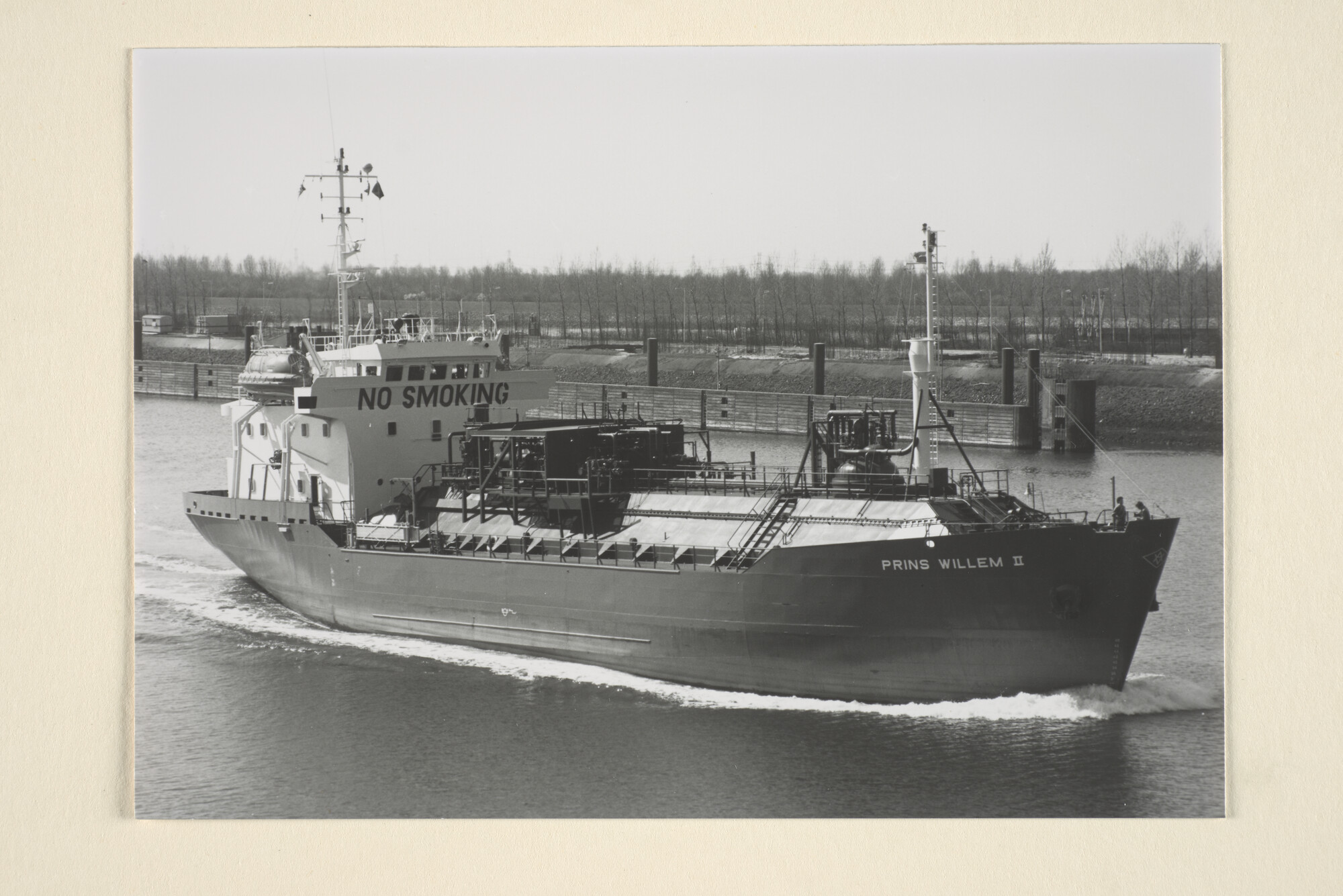 1996.0873; De gastanker ms. Prins Willem I vaart op een kanaal; foto