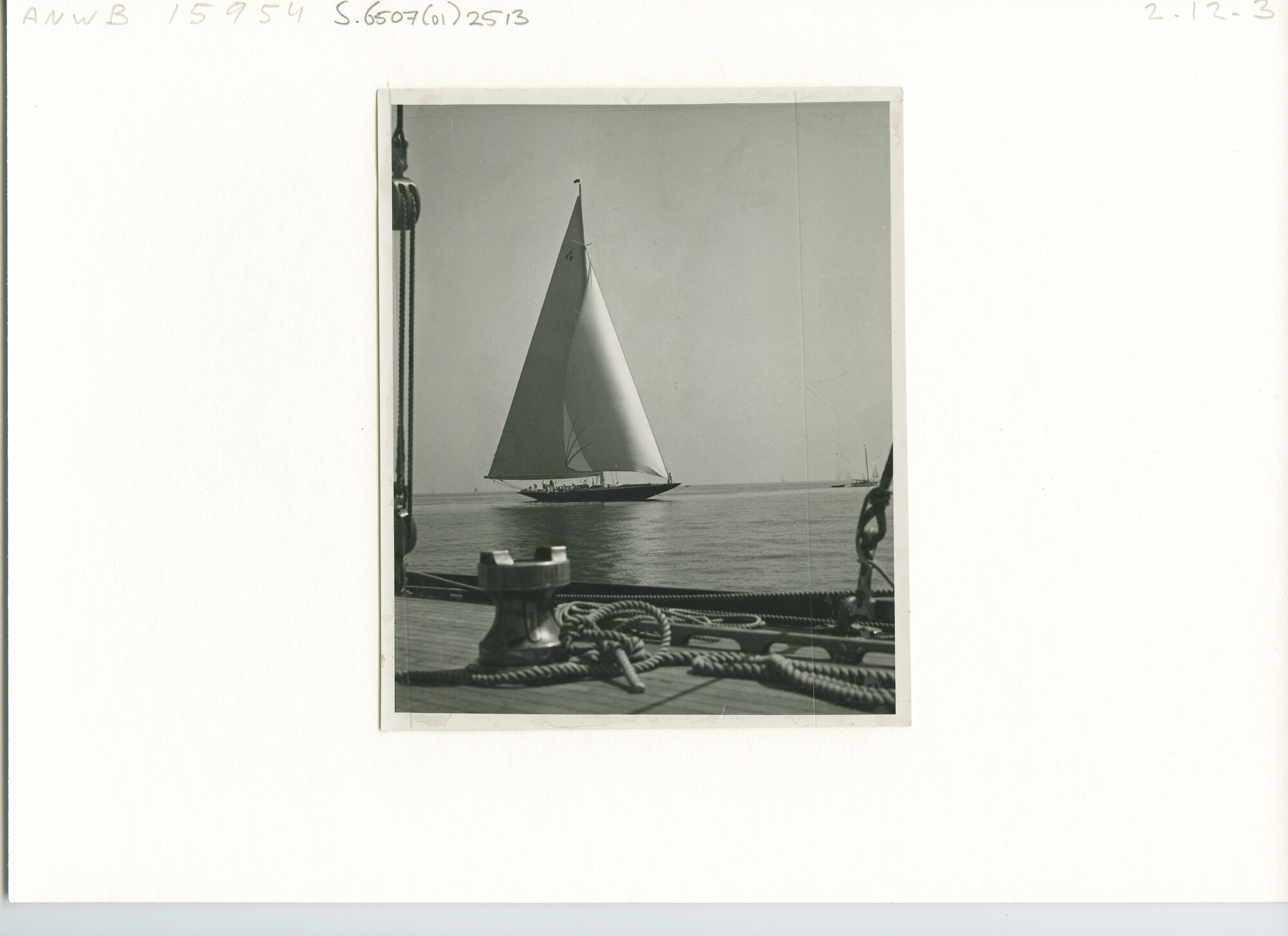 S.6507(01)2513; J-klasse jacht (25-meter klasse) Endeavour II, America's Cup Challenger 1937 met ruime wind op volle zee; foto