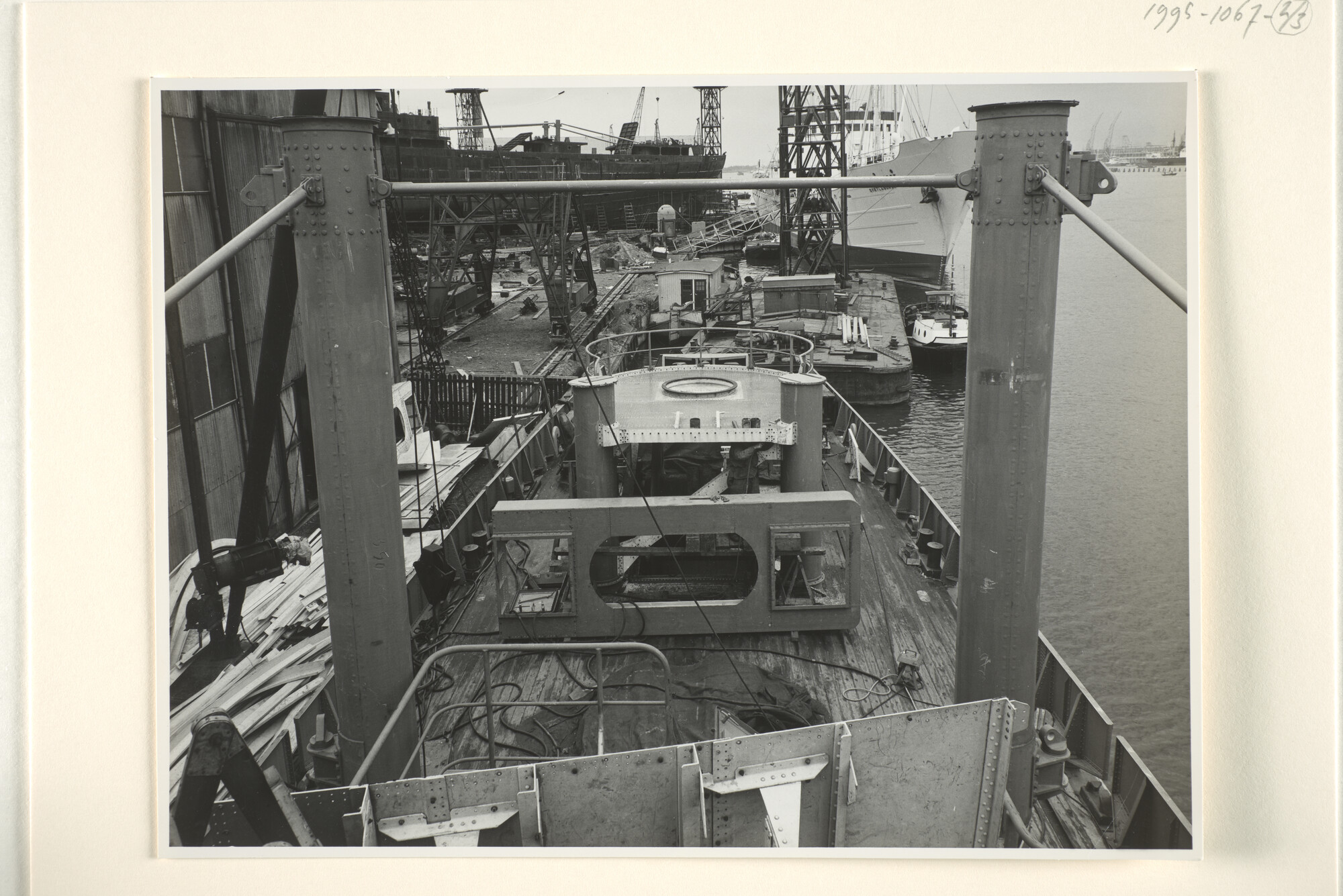 1995.1067; Fotos van de mijnenveger Hr.Ms. Sneek (M 824) tijdens de afbouwperiode bij [...]; fotoreportage