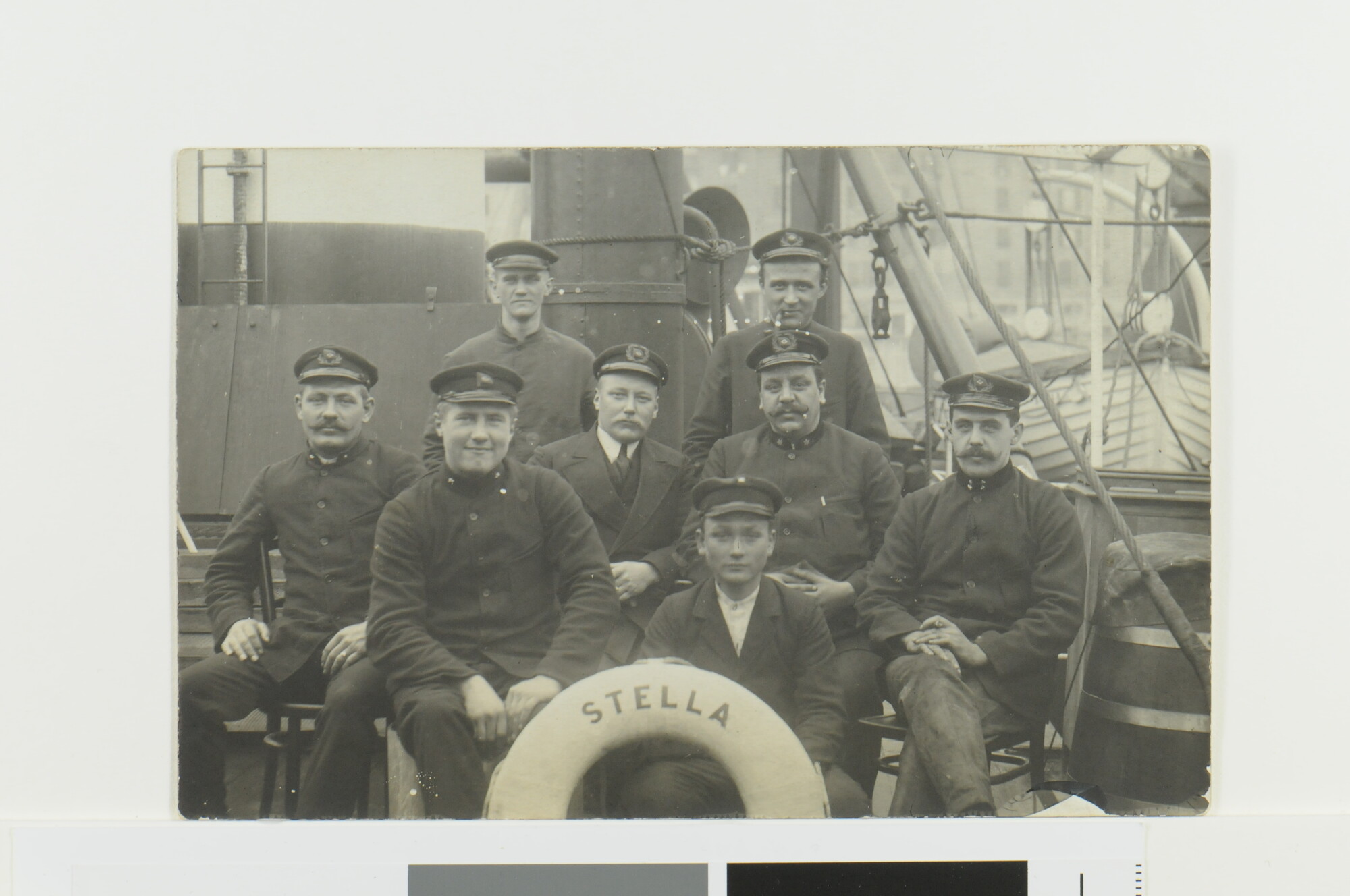 S.5638(14)1; Groepsportret van acht bemanningsleden van het vrachtschip ss. Stella; foto