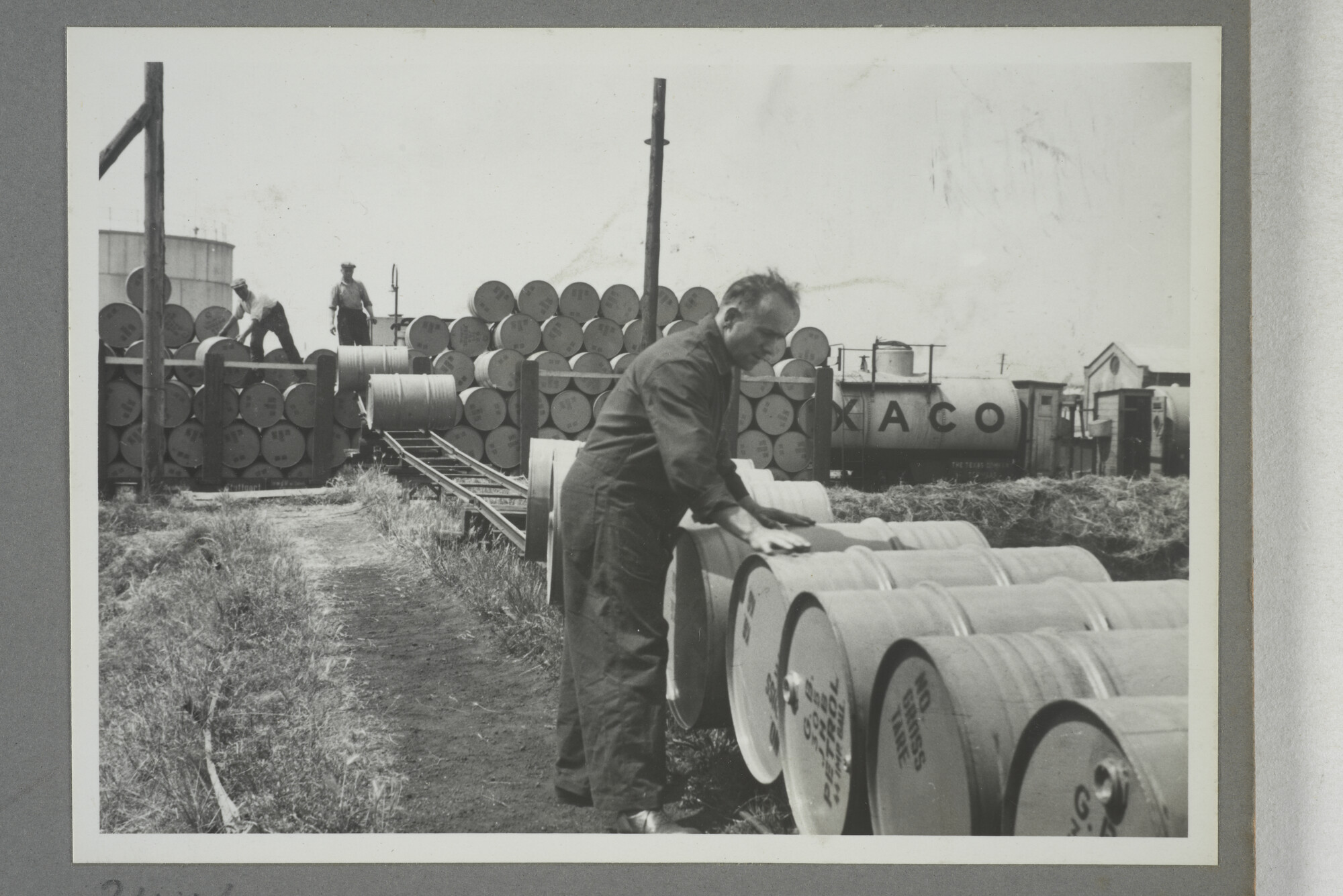 1998.2177; Omslag/ album met een grote hoeveelheid proeffoto's gemaakt door mw. A.M. Wolff-Koller in opdracht van de Gemeente Handelsinrichtingen in Amsterdam; omslag