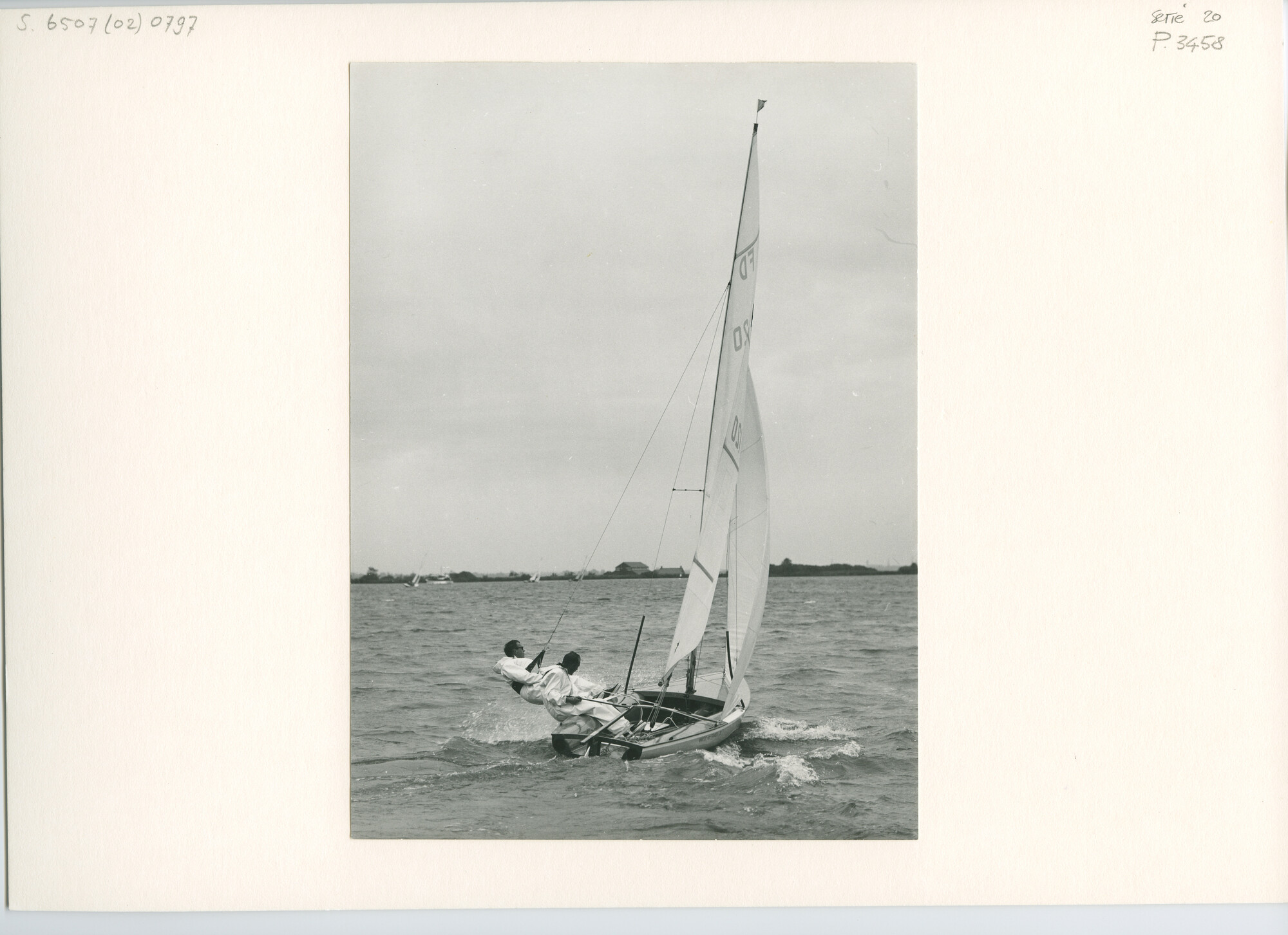 S.6507(02)0797; Zwart-wit foto van de FD nummer 120 (Duysz ter Ghast V) aan de wind op het Braassemermeer; foto
