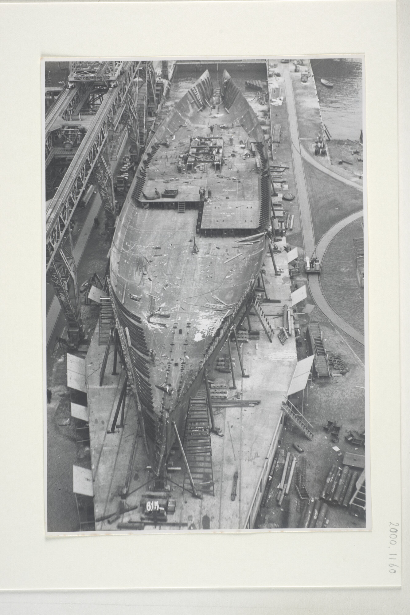 2000.1160; Het vrachtschip ms. 'Batjan' (aanvankelijk 'Pulau Batjan') van de SMN in aanbouw bij de werf van P. Smit Jr; foto