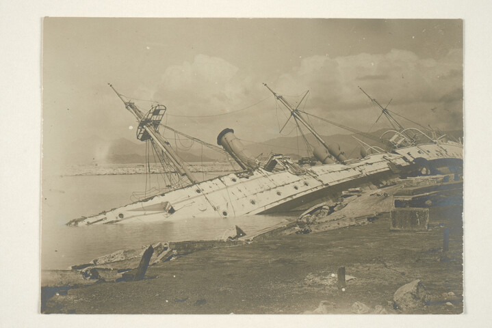 S.7143(1404); Foto van een schip dat op de rotsen is gelopen; foto