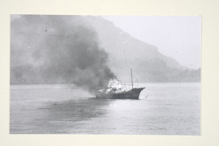 2000.3657; Japans scheepje in brand geschoten en gezonken bij Sorong, 23 april 1944; foto