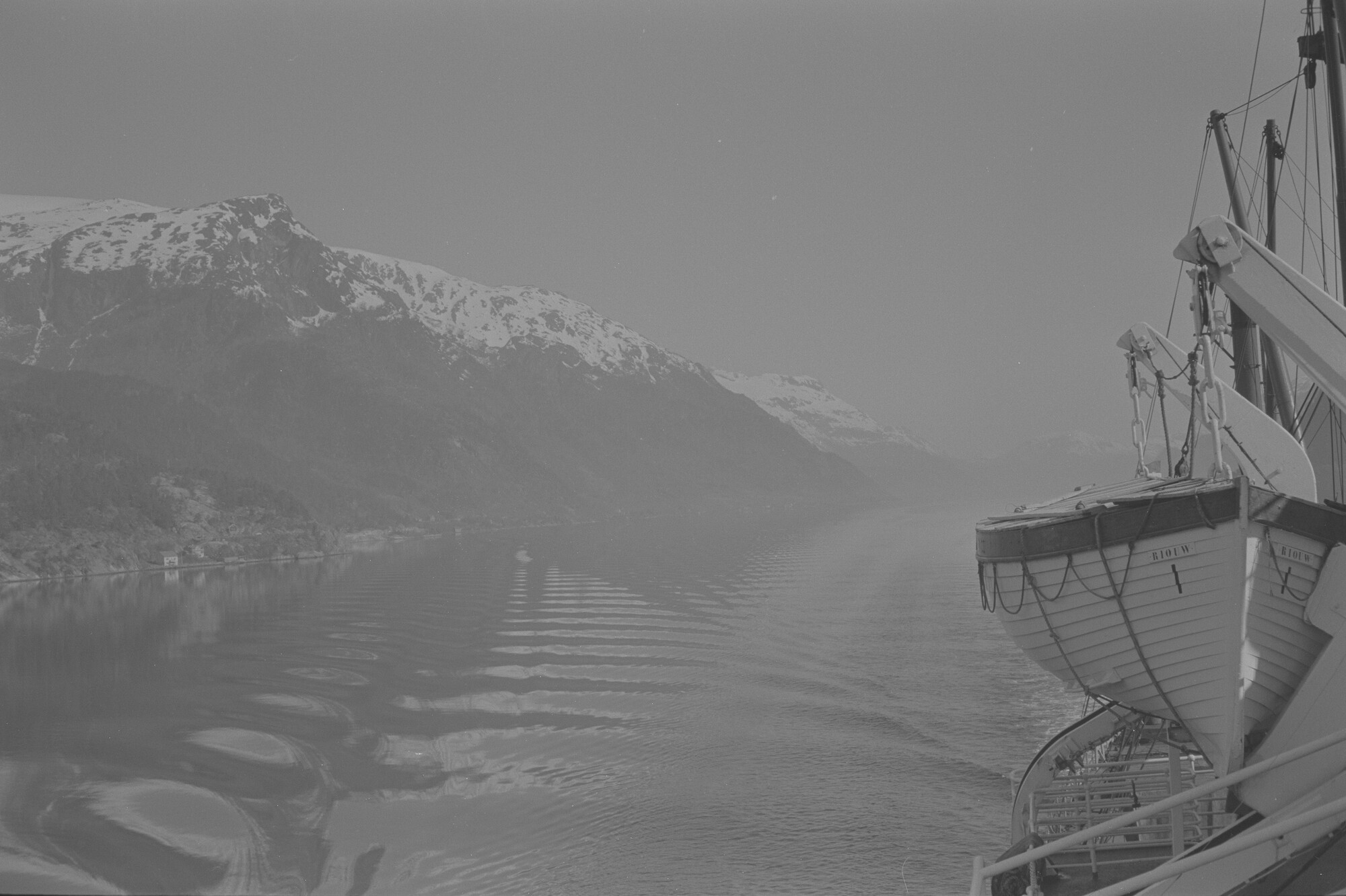 2015.1430; Negatief van ss. Riouw varend in een fjord in Noorwegen; negatief