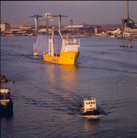 S.9100(8571); Dia zwaar-transportschip ms. Happy Runner van Mammoet Shipping op het IJ [...]; diapositief