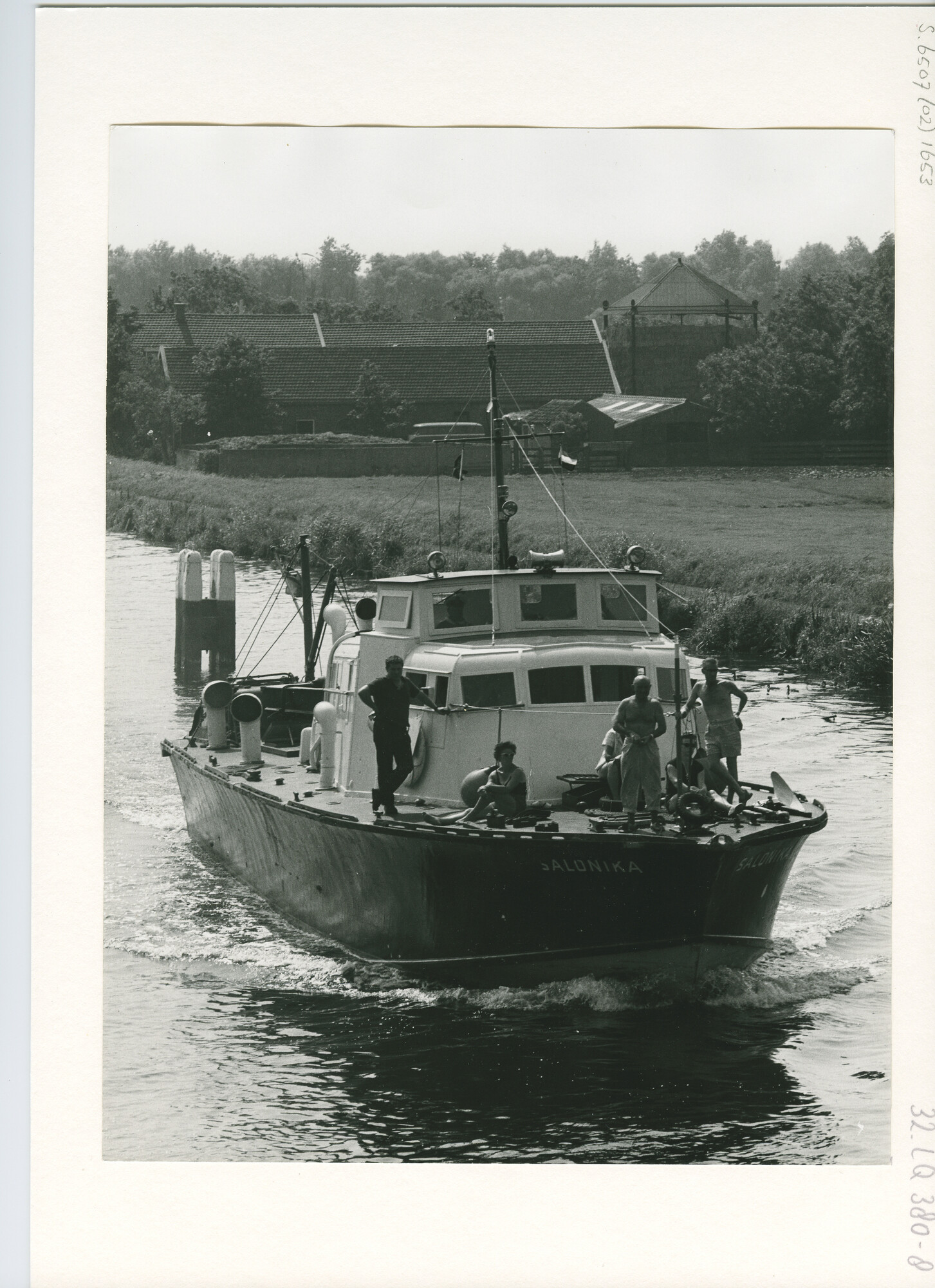 S.6507(02)1653.04; Zwart-wit foto van de deelnemers aan de Pavillon d'Or gefotografeerd vanaf de brug [...]; foto