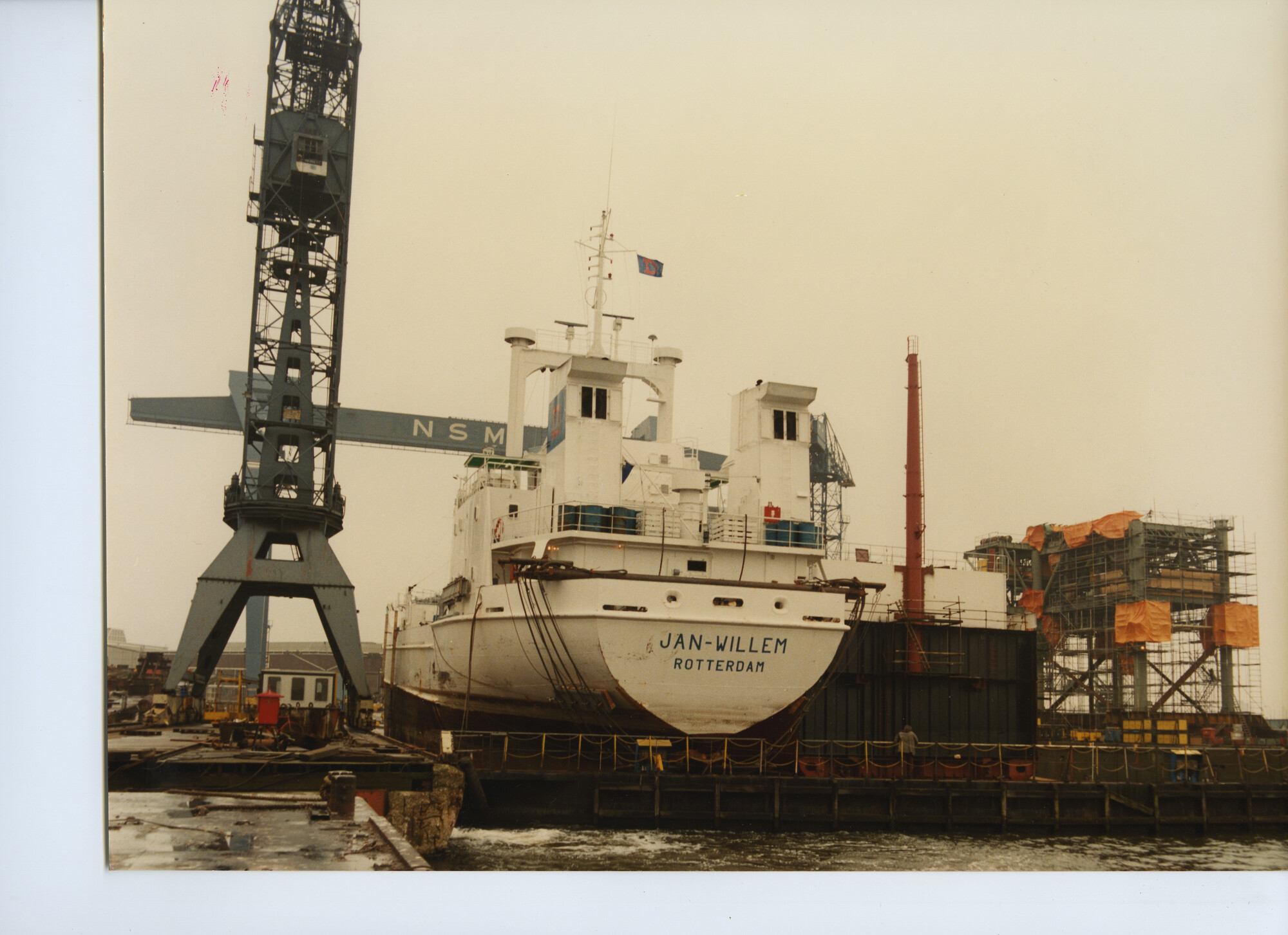 S.5444(00010)06; Foto van de plaatsing van een tussensectie bij het koelschip ms. 'Jan Willem'; foto