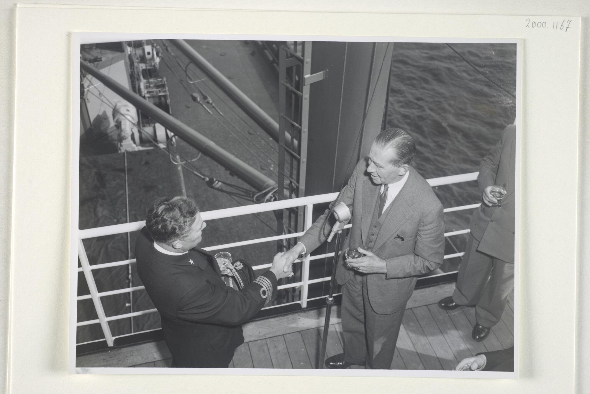 2000.1167; Foto's van de overdracht van het vrachtschip ms. 'Batjan' van de werf van P. Smit Jr; fotoreportage