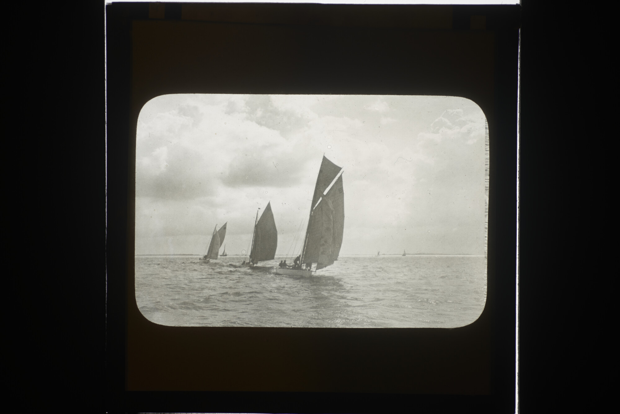 2014.0606; Vijftig lantaarnplaatjes met afbeeldingen van de Nederlandse watersport 1900-1935; lantaarnplaatje