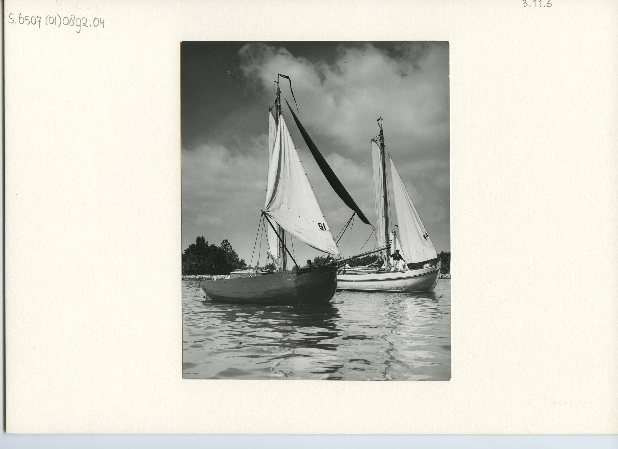 S.6507(01)0892.04; Windstilte tijdens wedstrijden voor ronde en plartbodemjachten op de Westeinderplassen; foto