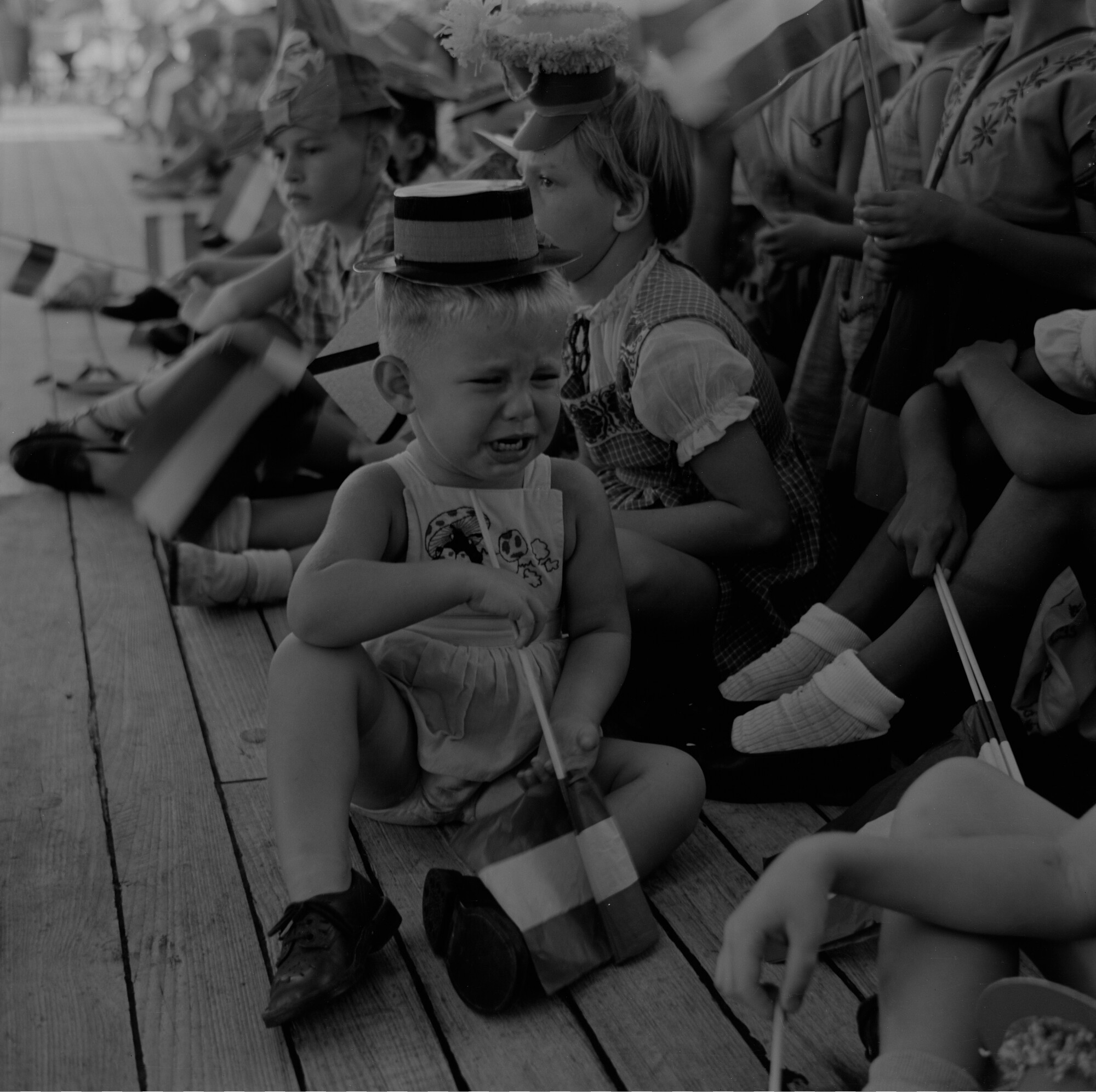 2015.1747; Negatief van een droevig kind tijdens een kinderfeest op een schip; negatief