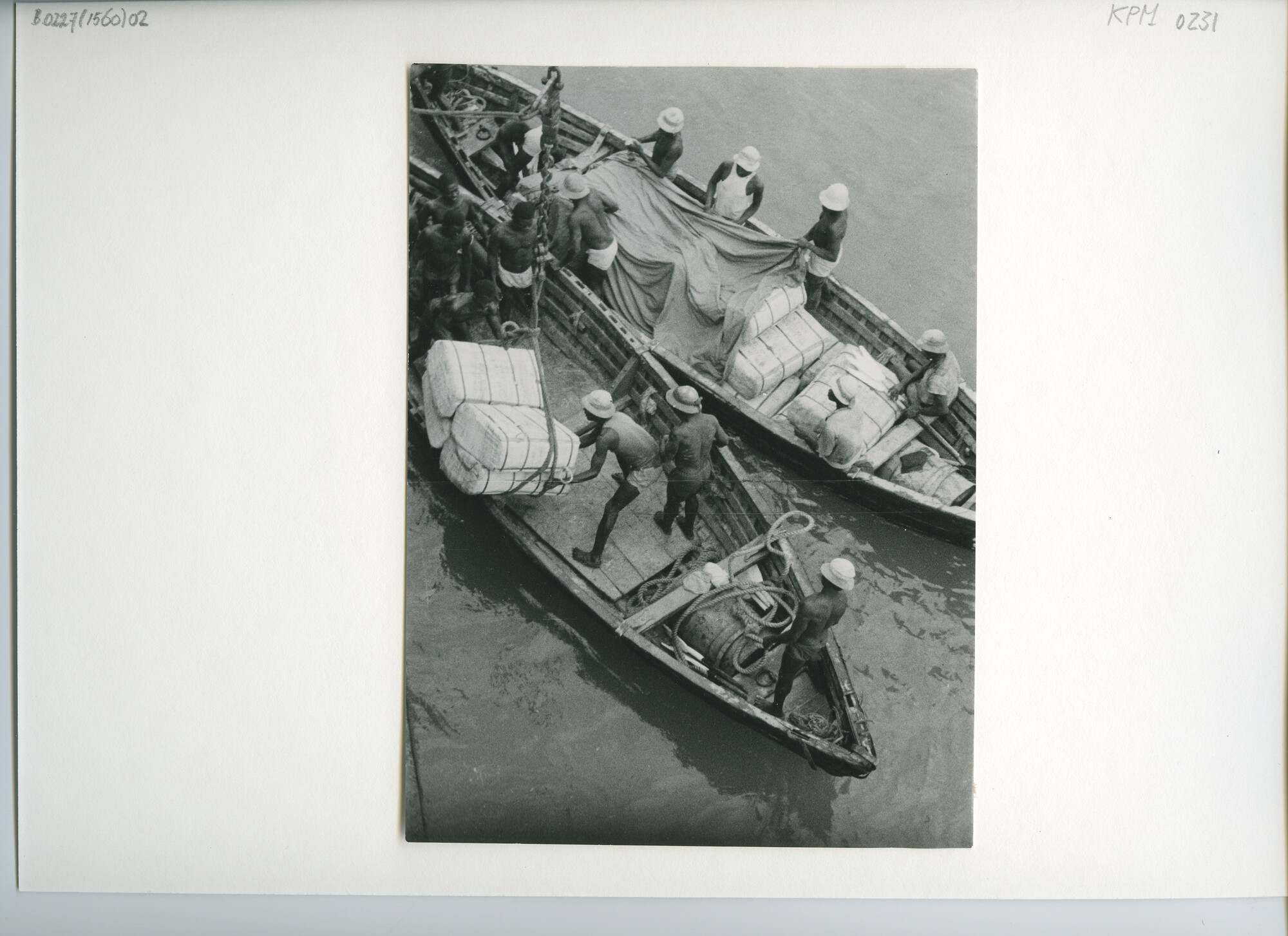 B.0227(1560)02; Lossen van balen in surfboten vanuit een vrachtschip van de KPM; foto