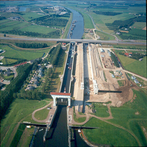 S.9100(7296); Dia (luchtfoto) uitbreiding Prins Bernhardsluis bij Tiel; diapositief