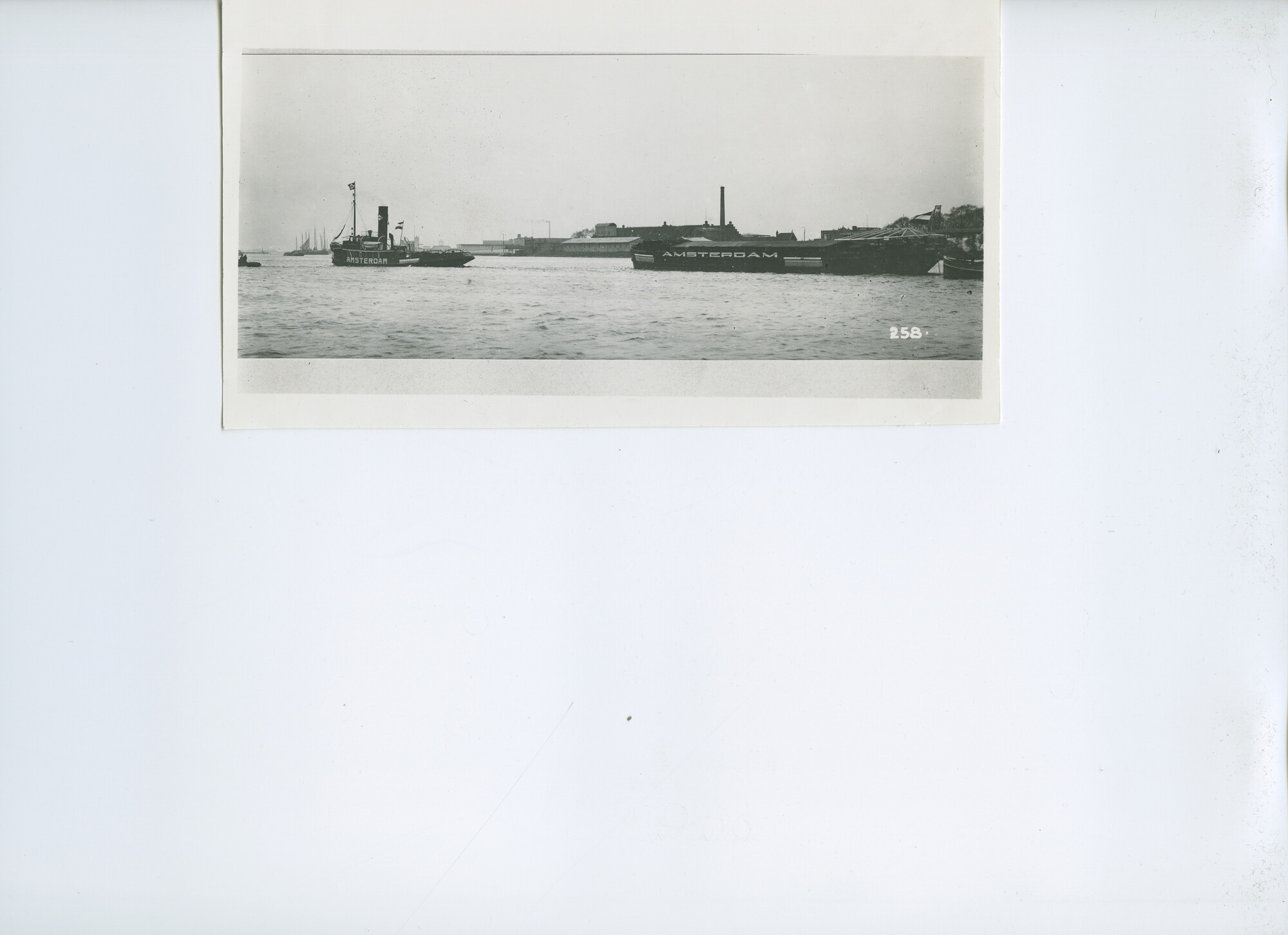 S.5621(01)0863; Foto van 1200 tons lichter voor Ned. Oost Indië, bestemming Soerabaia, gebouwd gedurende de 1ste Wereldoorlog voor rekening Nederlandsch Indische Steenkolen Handel Maatschappij.; foto