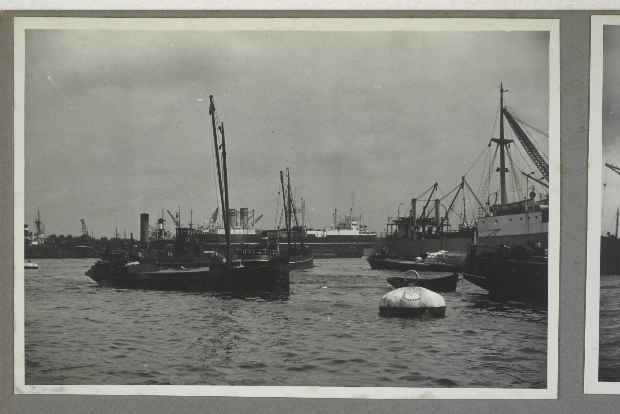 1998.2177; Omslag/ album met een grote hoeveelheid proeffoto's gemaakt door mw. A.M. Wolff-Koller in opdracht van de Gemeente Handelsinrichtingen in Amsterdam; omslag