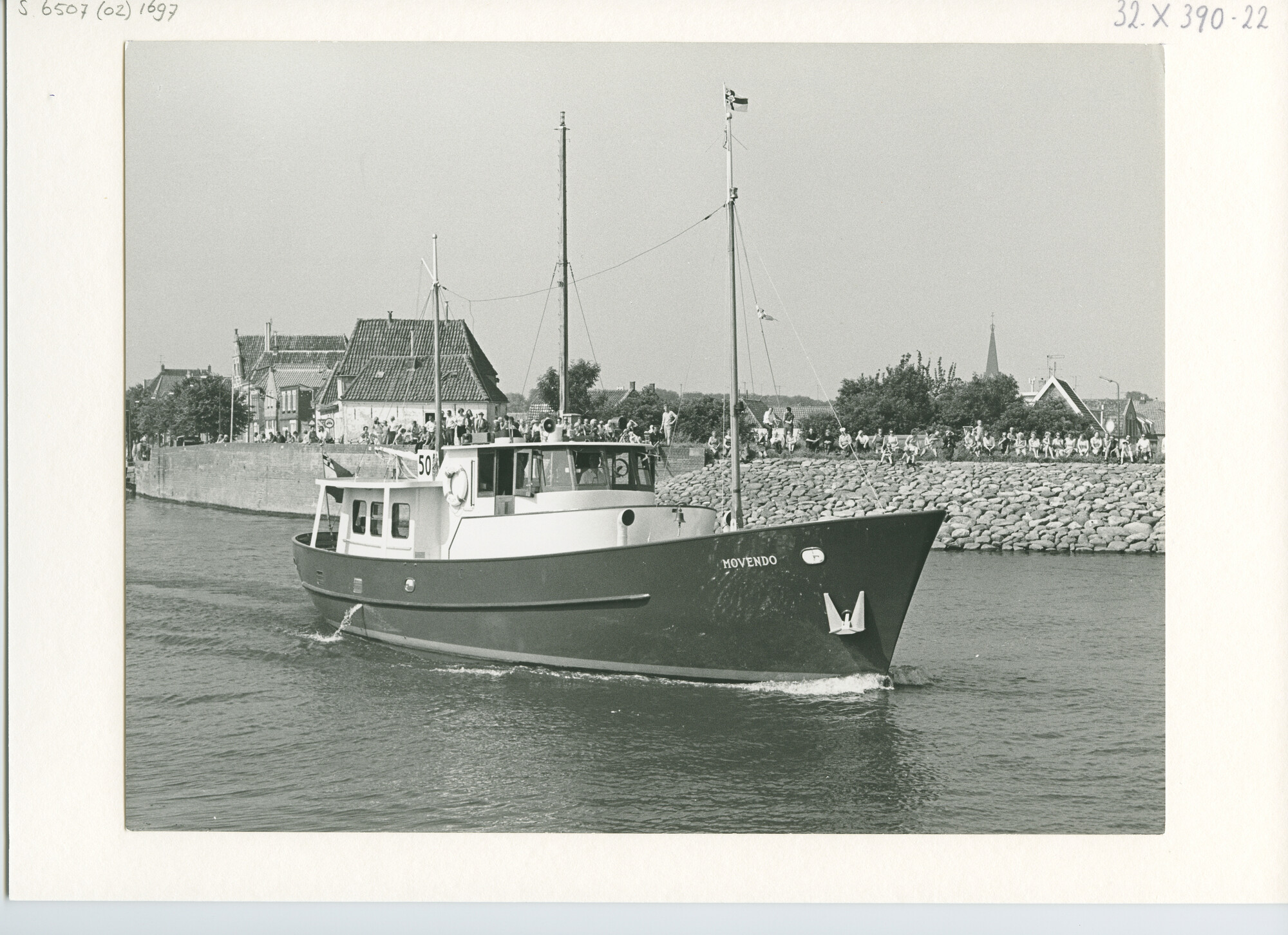 S.6507(02)1697.06; Zwart-wit foto van de deelnemers aan de Pavillon d'Or 1969 verlaten Medemblik; foto