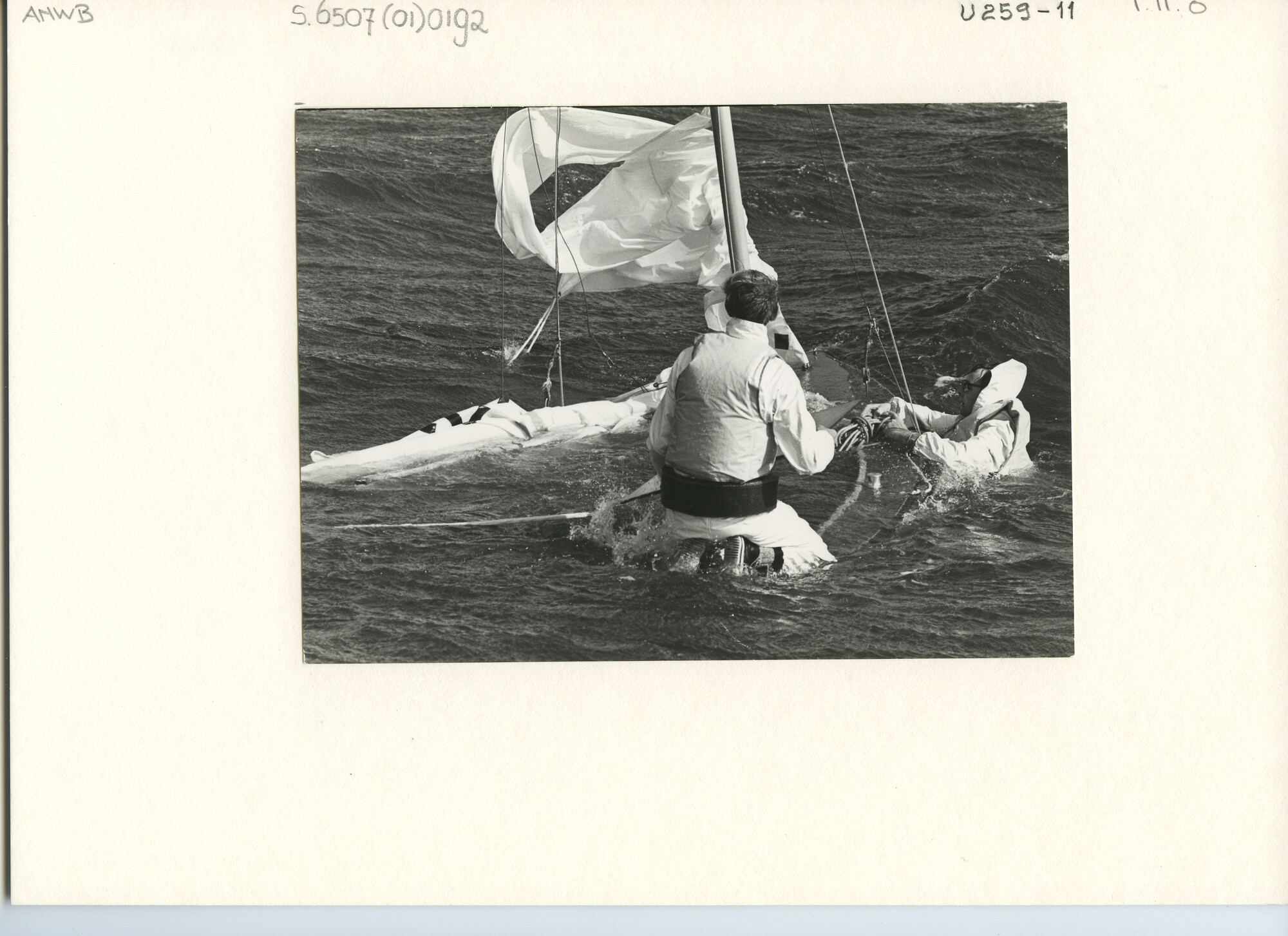 S.6507(01)0192; Voor-Braassem 1967: veel boten slaan door de wind om.; foto
