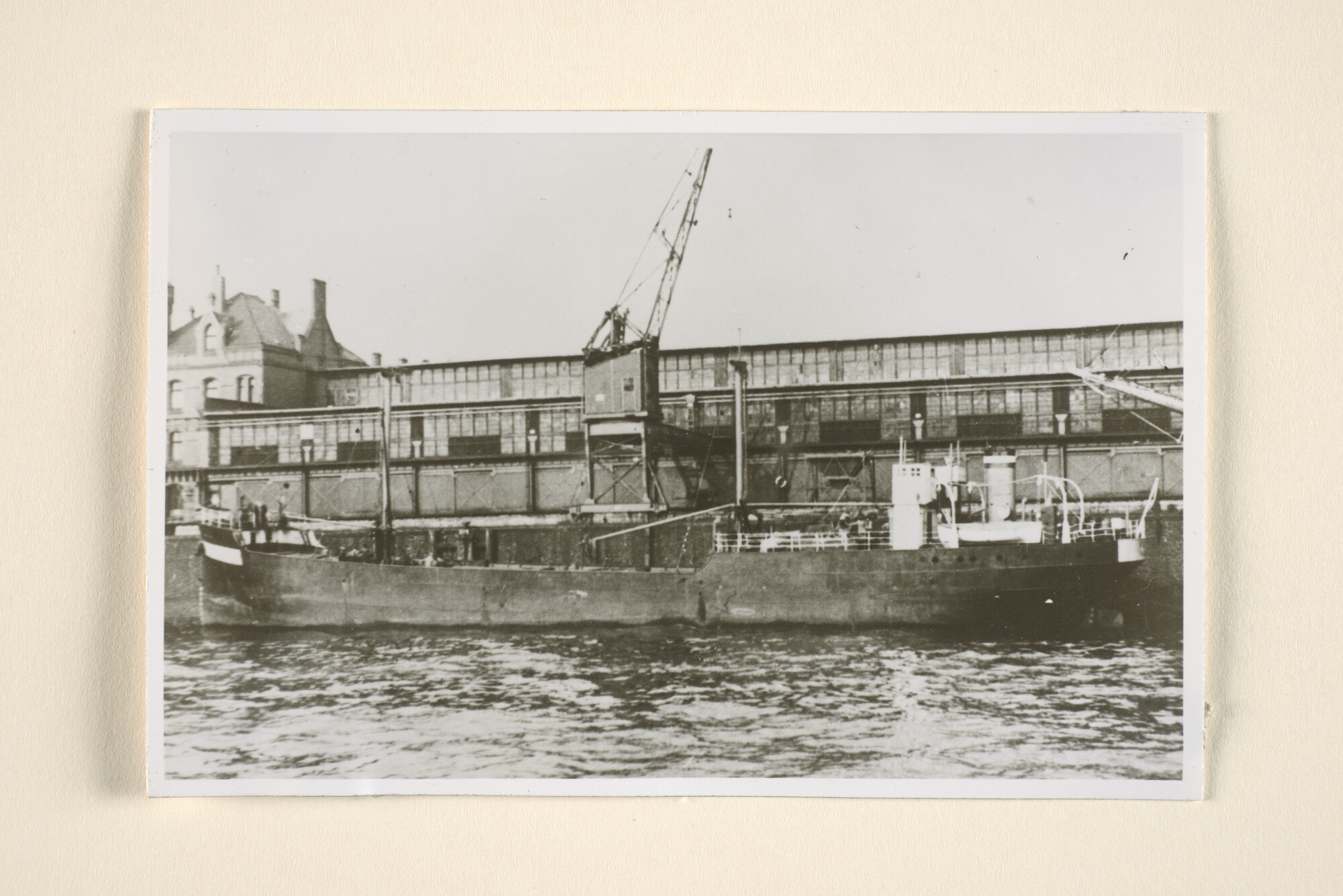 1995.6932; Het Duitse vrachtschip ms. 'Argonaut' ligt afgemeerd aan de kade in vermoedelijk Hamburg; foto