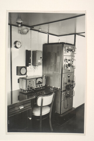 S.5219(12)0177; Interieurfoto's van dek, machinekamer, hut marconist en eetzaal van de Braziliaanse hekwielers Veiga Cabral, Placido de Castro, Irineu Evangelista; fotoreportage