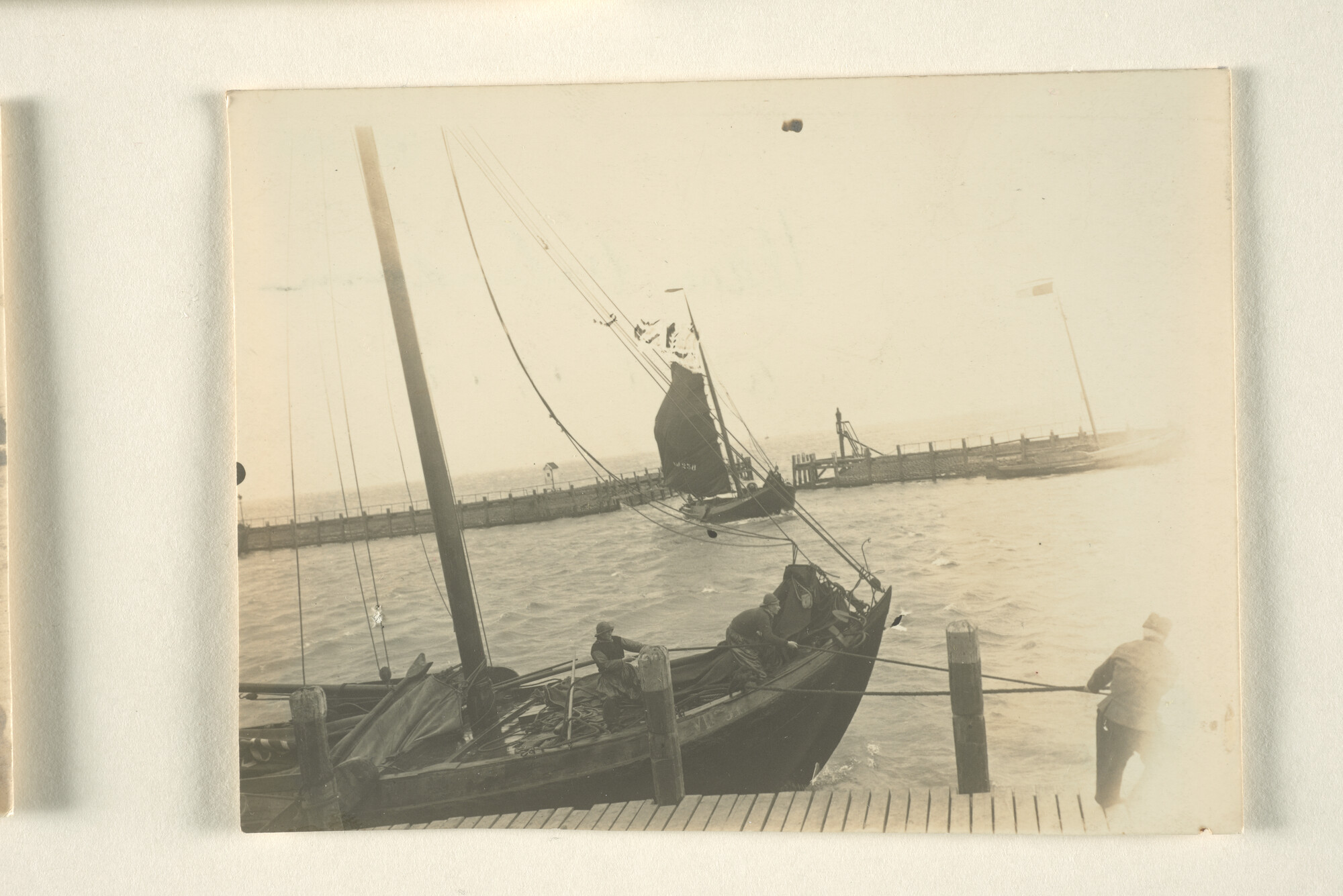 1997.1196; De haven van Volendam bij stormachtig weer rond 1912; fotoreportage