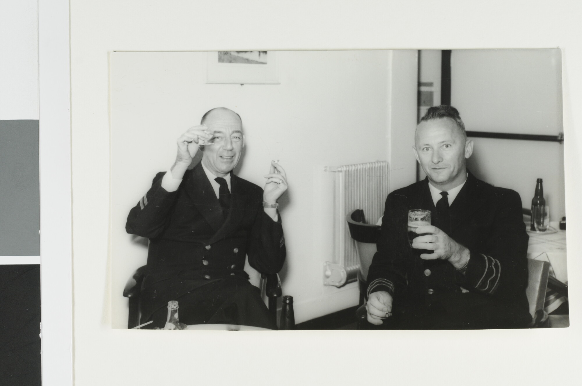 S.5548(108)06; Marconist J.D. van Schooten drinkt met een collega een borrel aan boord van ms. Johan van Oldenbarnevelt van de SMN; foto