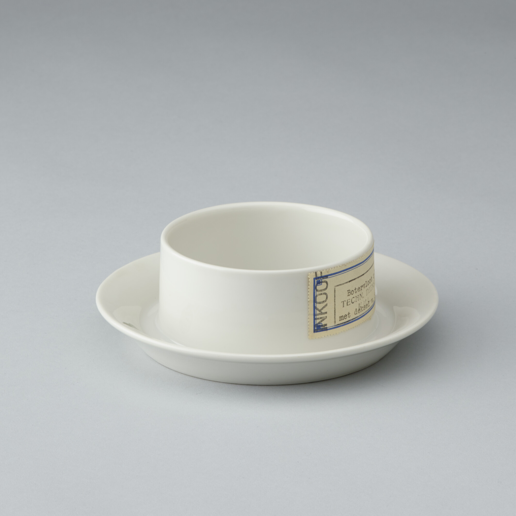 S.6483(2027); Botervloot van porselein met het logo van de Koninklijke Hollandsche Lloyd; botervloot