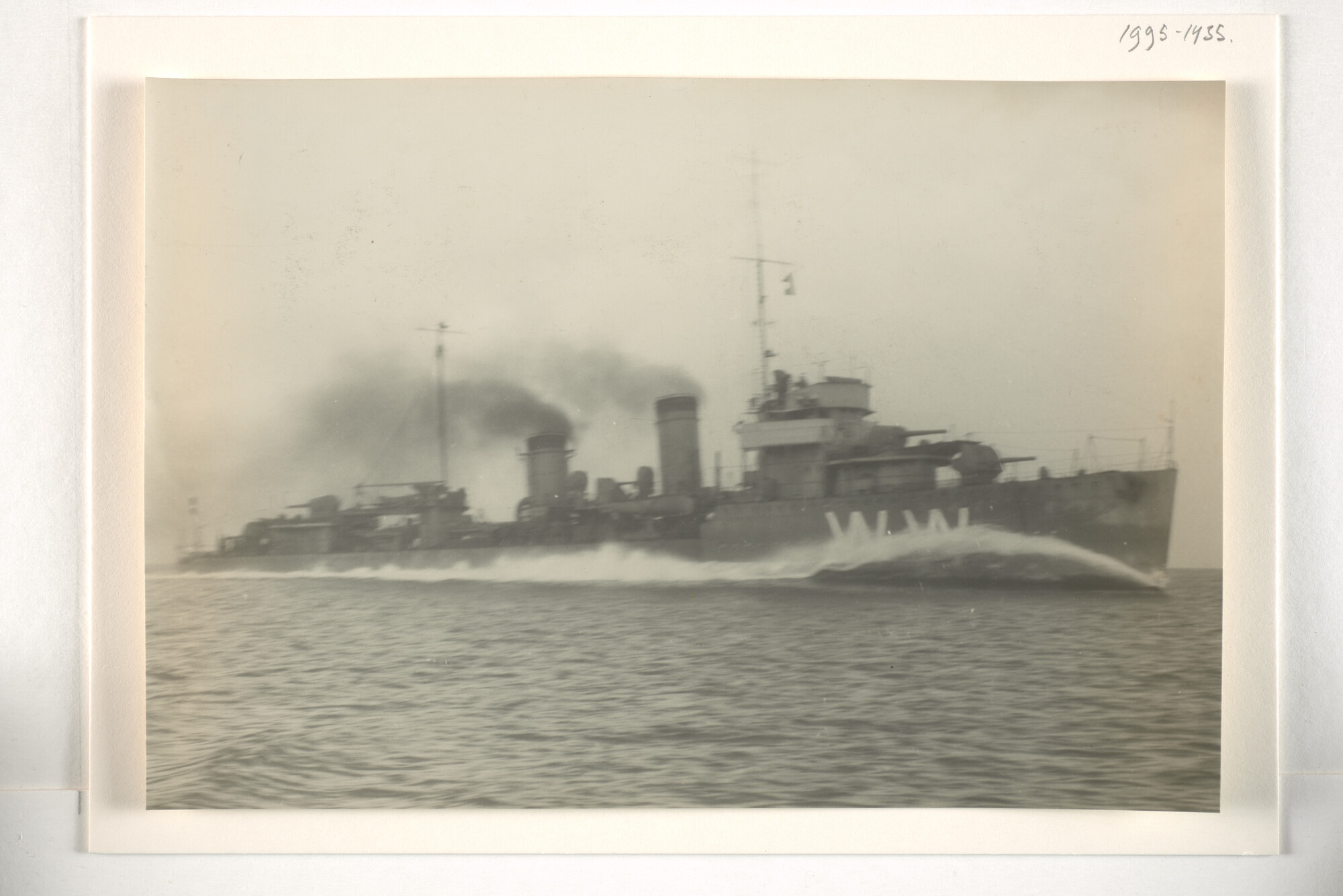 1995.1435; De torpedobootjager Hr.Ms. Witte de With op volle kracht varende [...]; foto