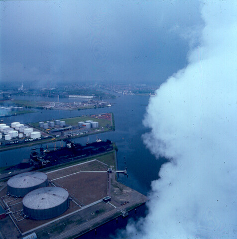 S.9100(3459); Dia (luchtfoto) Petroleumhaven te Amsterdam; diapositief