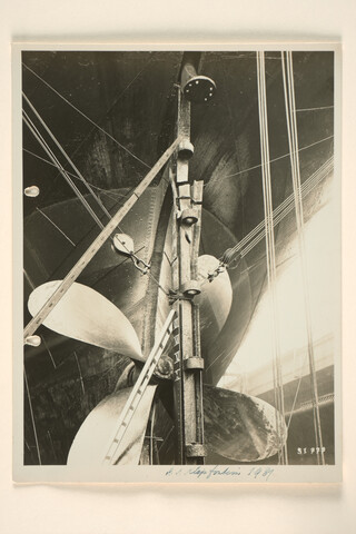 1994.6796; Beeld van gebroken ophanging van het roer van ss. Klipfontein in droogdok; foto