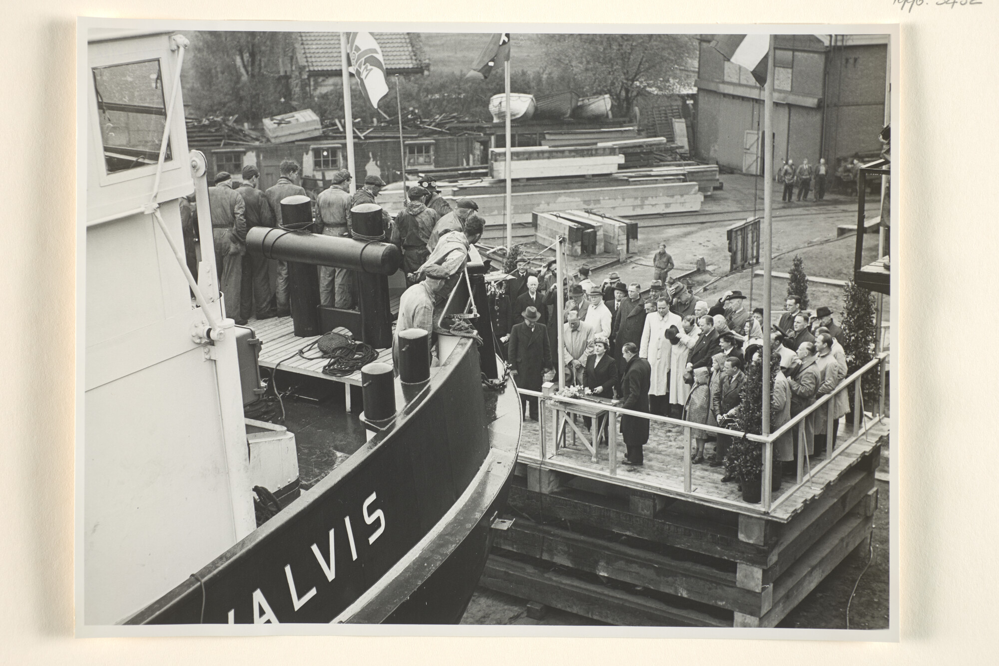 1996.3432; Foto's van de tewaterlating van de ijsbreker ms. 'Walvis' eigendom van Vereniging Algemeene Scheepvaart Belangen te Amsterdam bij scheepswerf Verschure & Co; fotoreportage