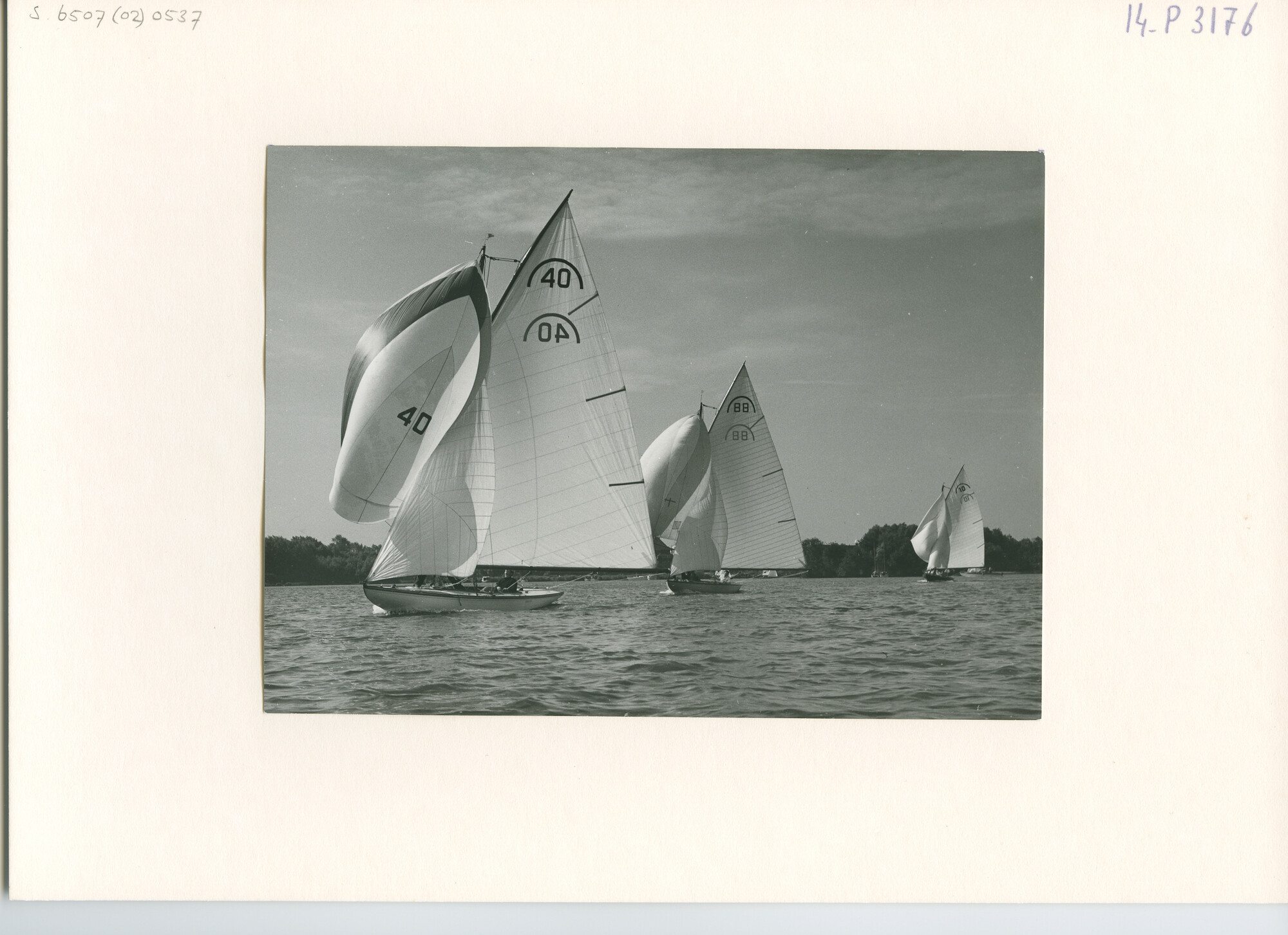 S.6507(02)0537; Zwart-wit foto van de Regenboogklasse in een wedstrijd op de Kralingse Plas; foto