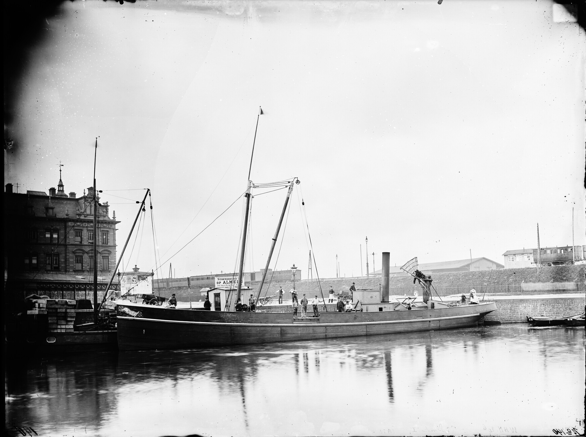 S.1156(06)168a; Het ss. Almelo I ligt afgemeerd aan de steiger van de stoombootreederij op Almelo aan de Droogbak in Amsterdam; negatief