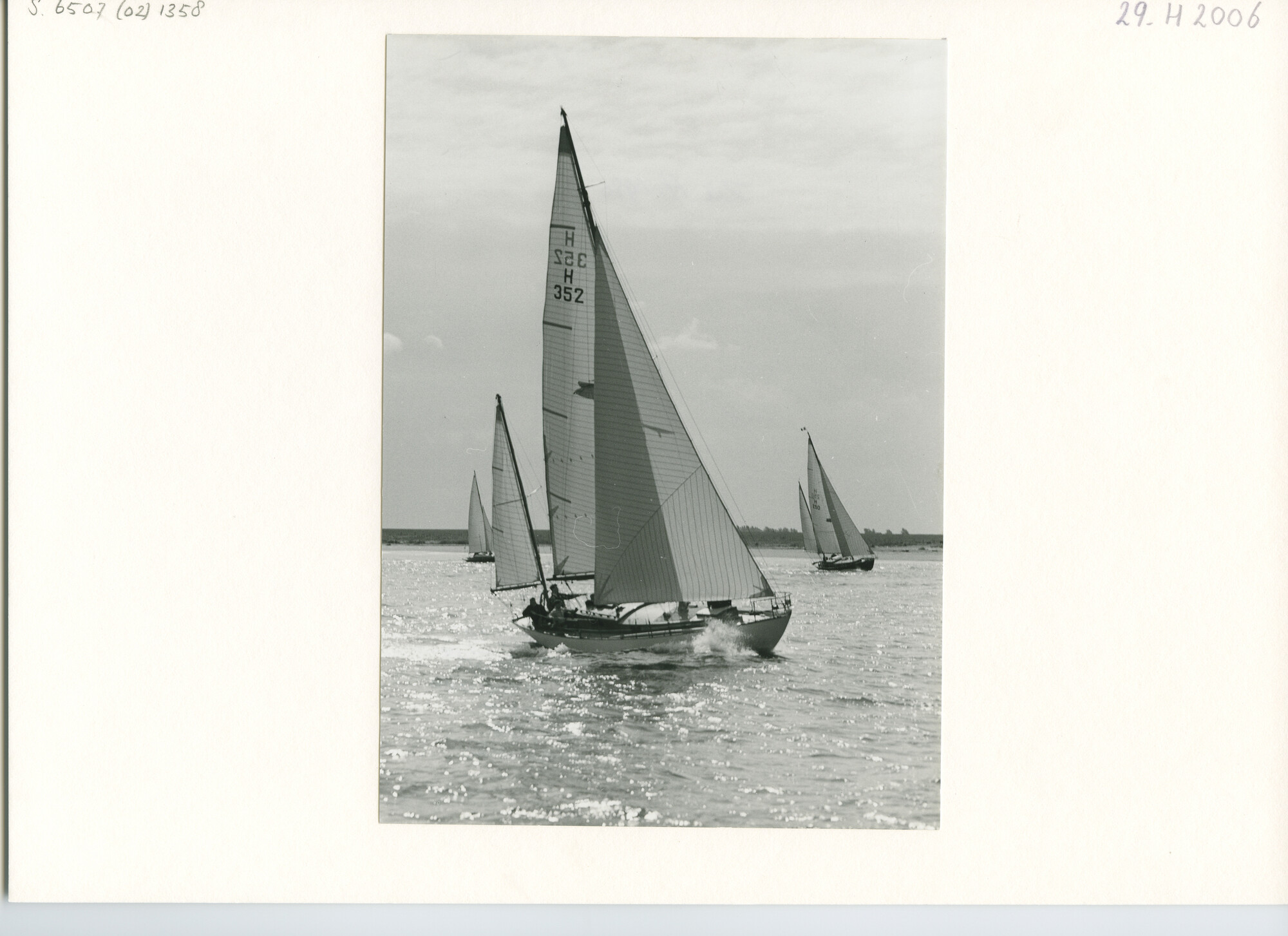 S.6507(02)1358.01; Zwart-wit foto van de yawl Maze (H 352) aan de wind varend op de Nieuwe Waterweg tijdens een wedstrijd; foto
