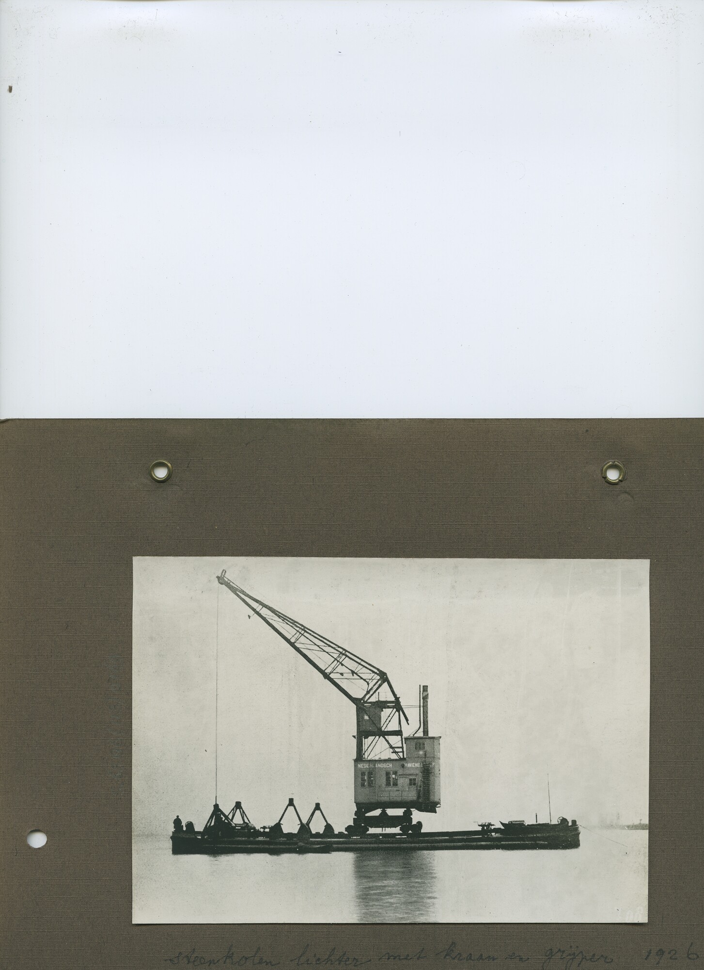 S.6386(113)0169; Foto van steenkolen lichter met kraan en grijper voor het Ned. Havenbedrijf; foto