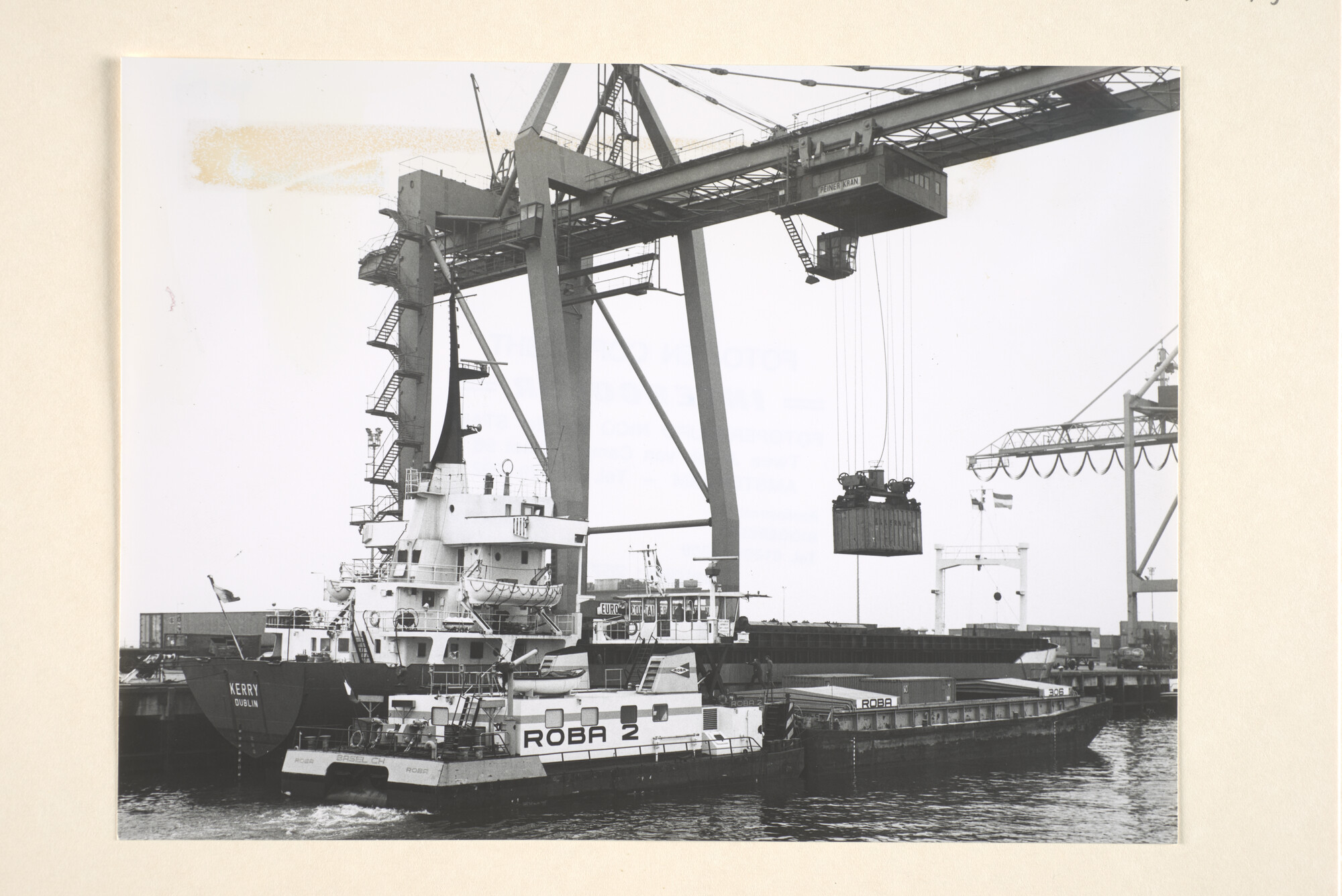 1995.5719; Containeroverslag uit binnenvaart in de Prinses Margriethaven te Amsterdam; foto