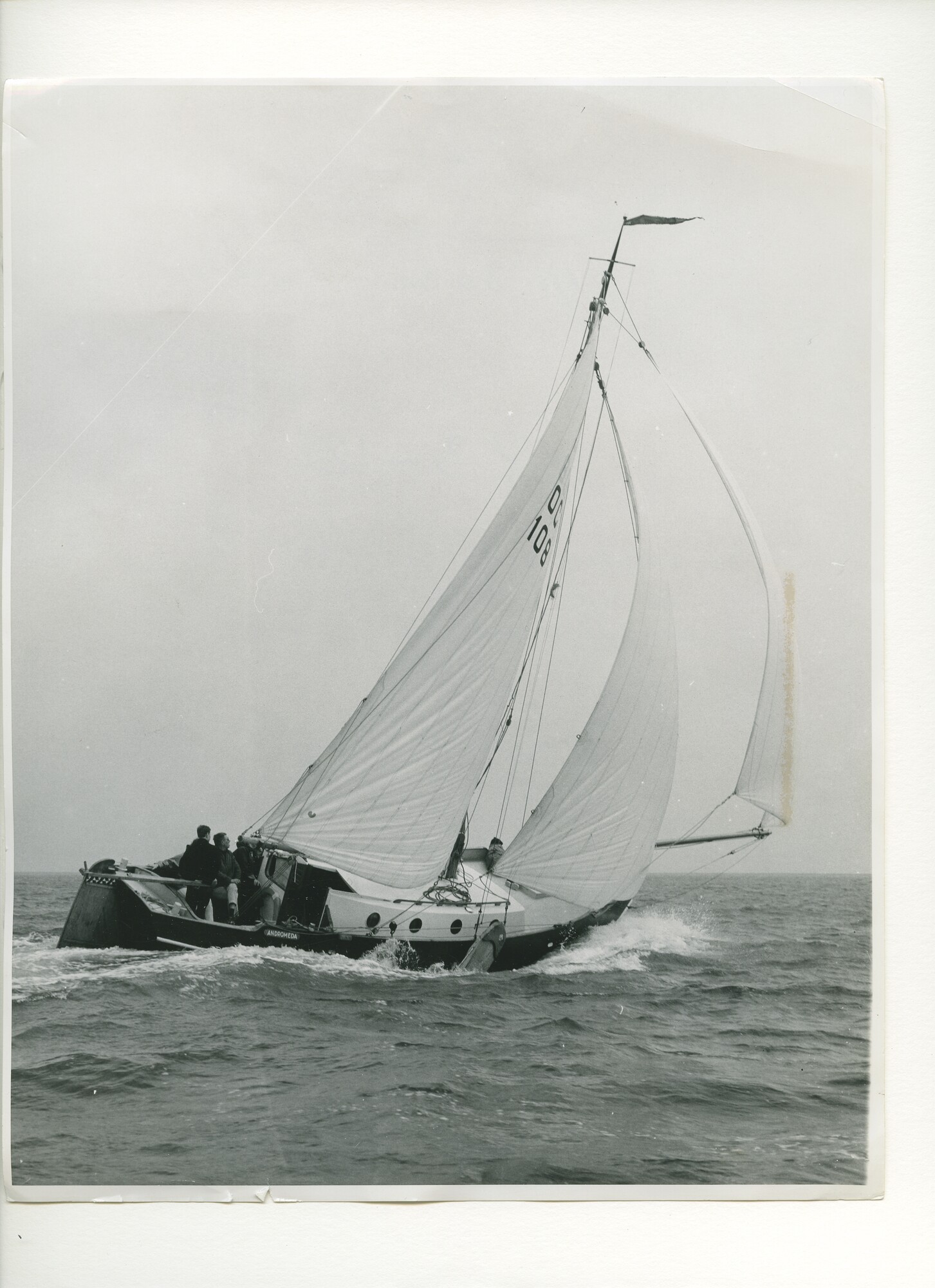 S.6507(01)2687; Zijaanzicht op de zeeschouw Andromeda (OC 108) hoog aan de wind op zee; foto