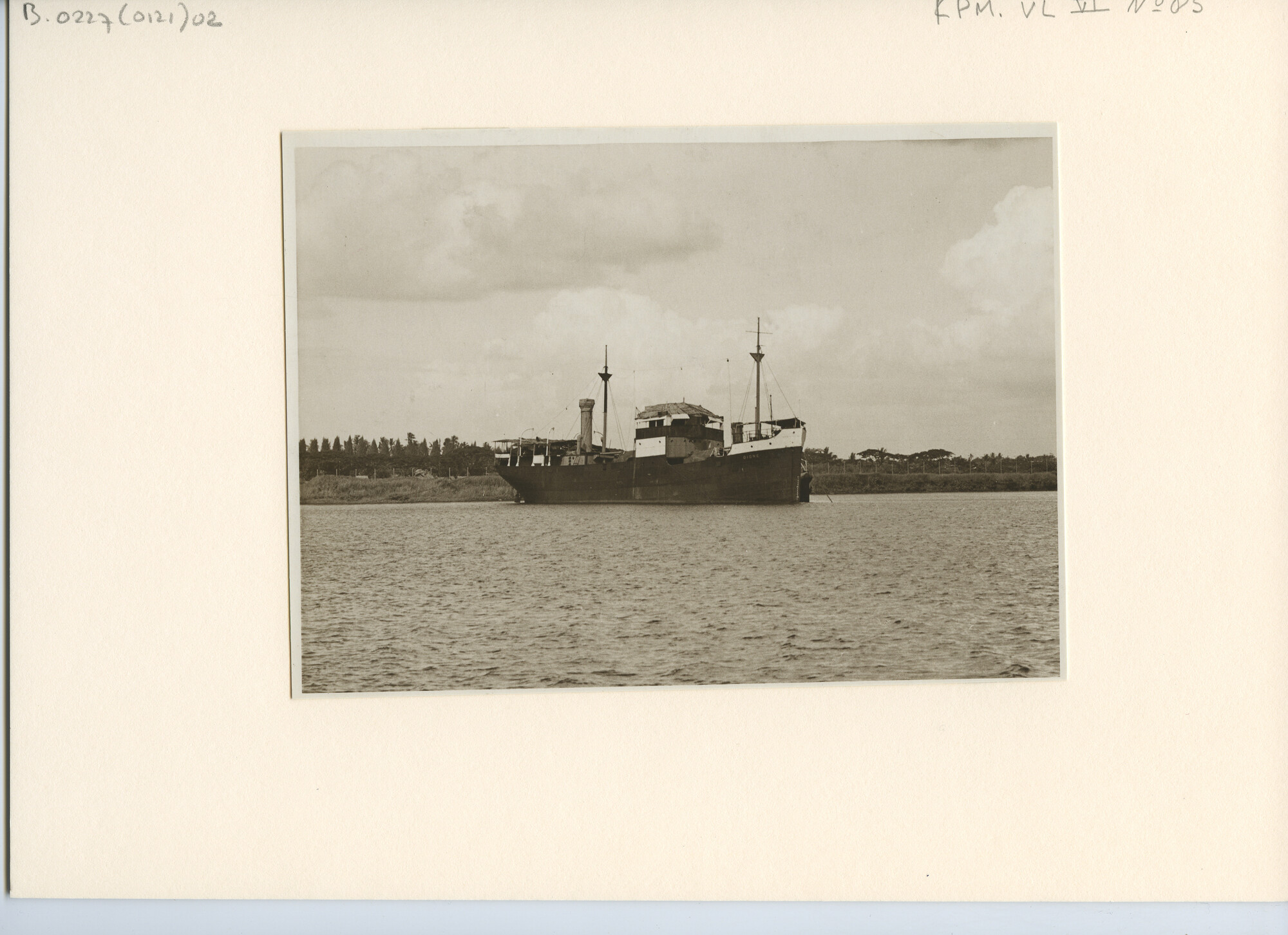 B.0227(0121)02; De tanker ss. Dione voor anker in een haven in Nederlands Indië; foto