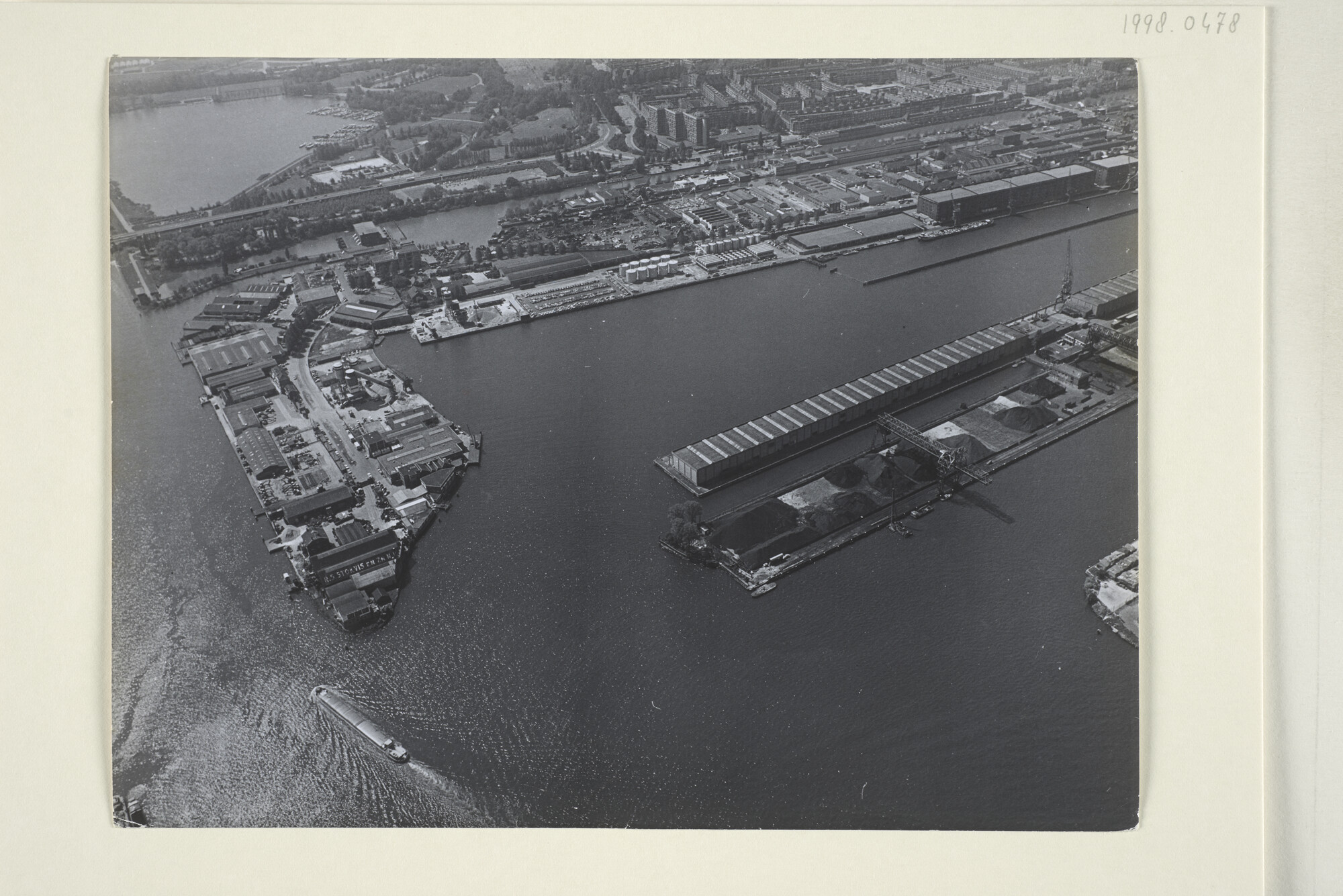 1998.0478; Luchtfoto met het gezicht op de (nieuwe) Entrepothaven in Amsterdam-Oost; foto