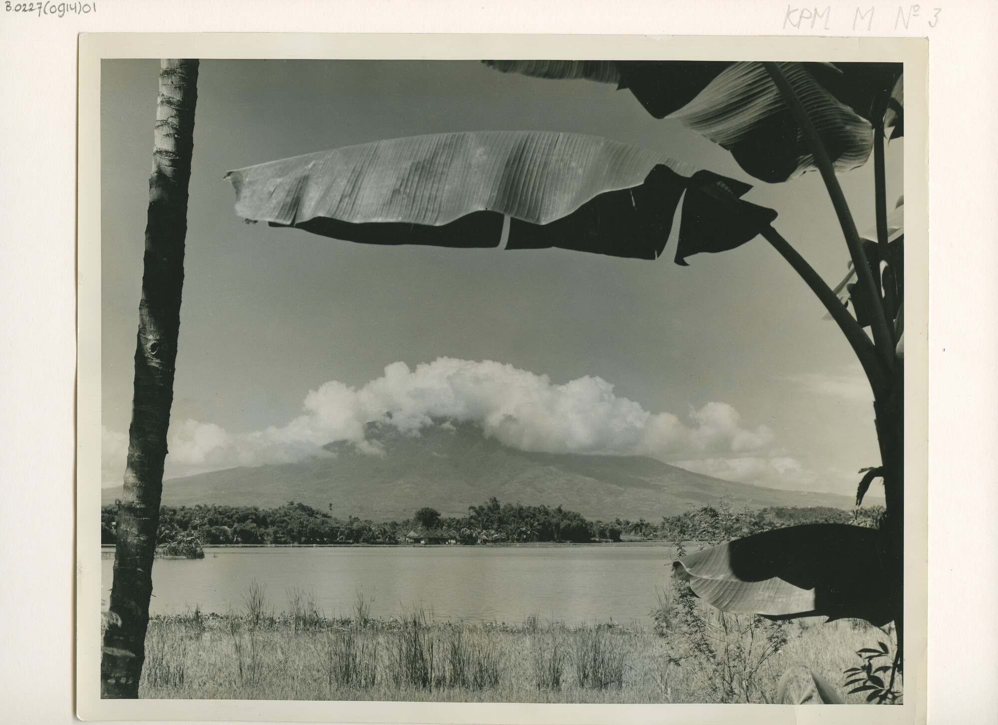 B.0227(0914)01; Foto van het vulkanische landschap bij Garoet op West-Java; foto