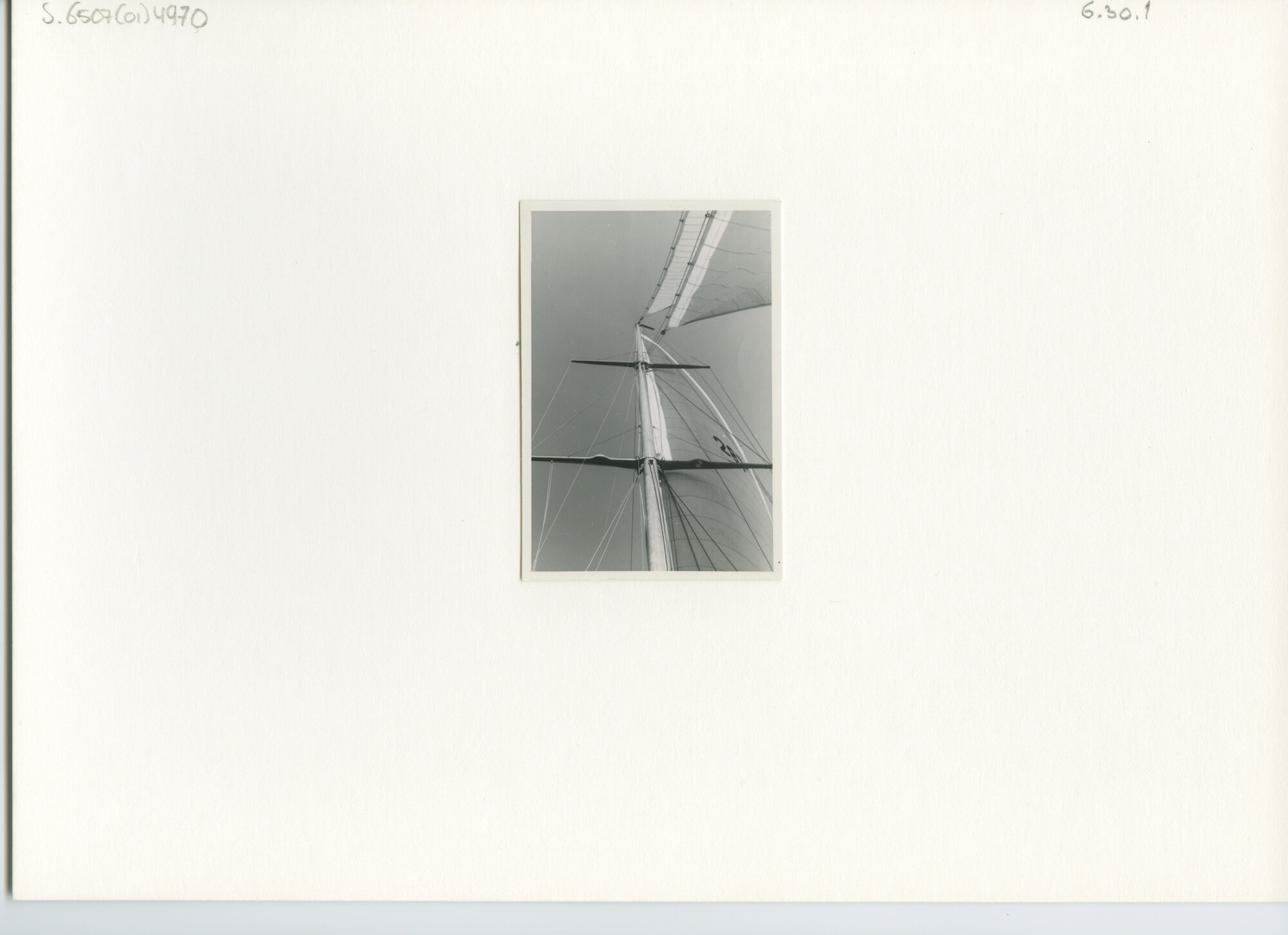 S.6507(01)4970; Verstaging van de mast van de Olivier van Noort; foto
