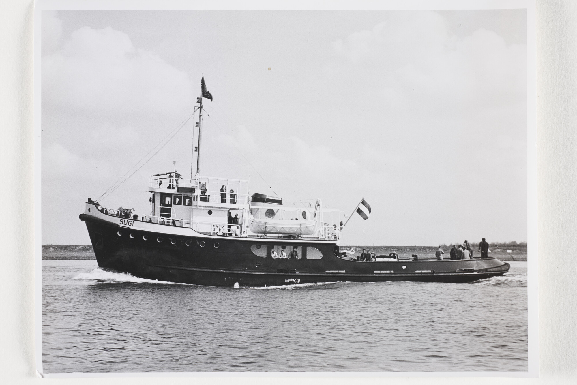 2012.0998; Zwart-wit foto van het schip Sugi; foto
